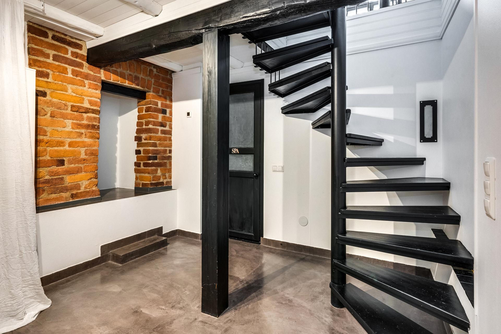 Kellarikerroksen aula-/askartelutila