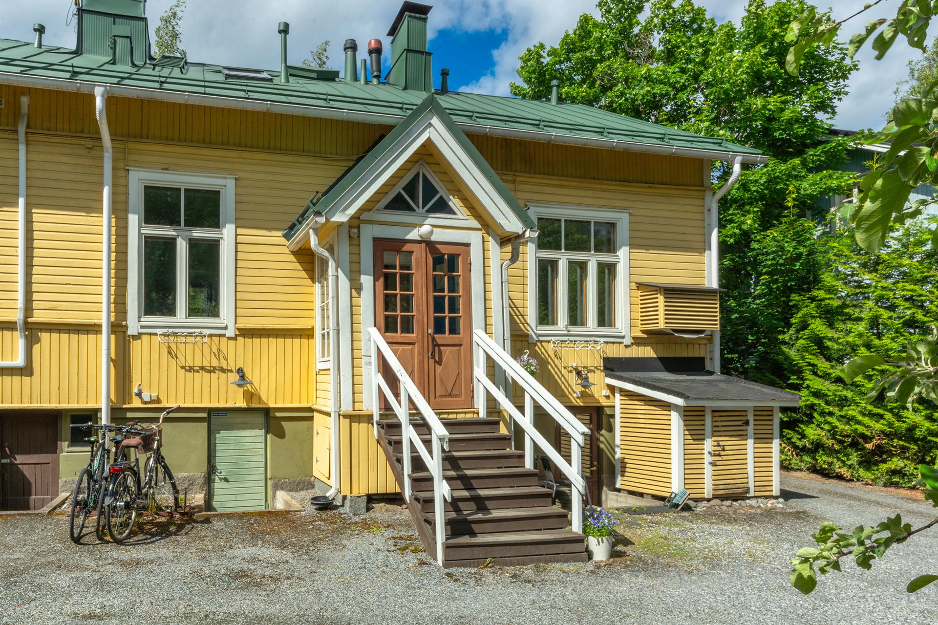 Vihreä ovi kuistin vasemmalla puolella johtaa huoneiston varastoon ja kellarikerrokseen.