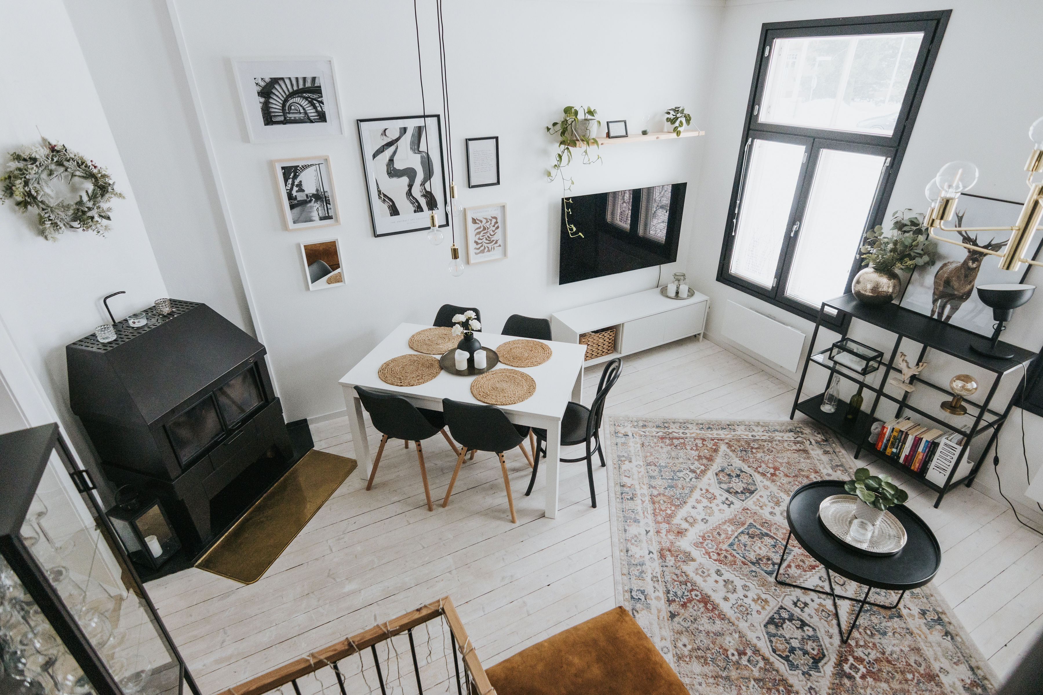 Lopuksi myyjän ottamia kuvia olohuoneesta, kun se oli vielä kalustettuna.