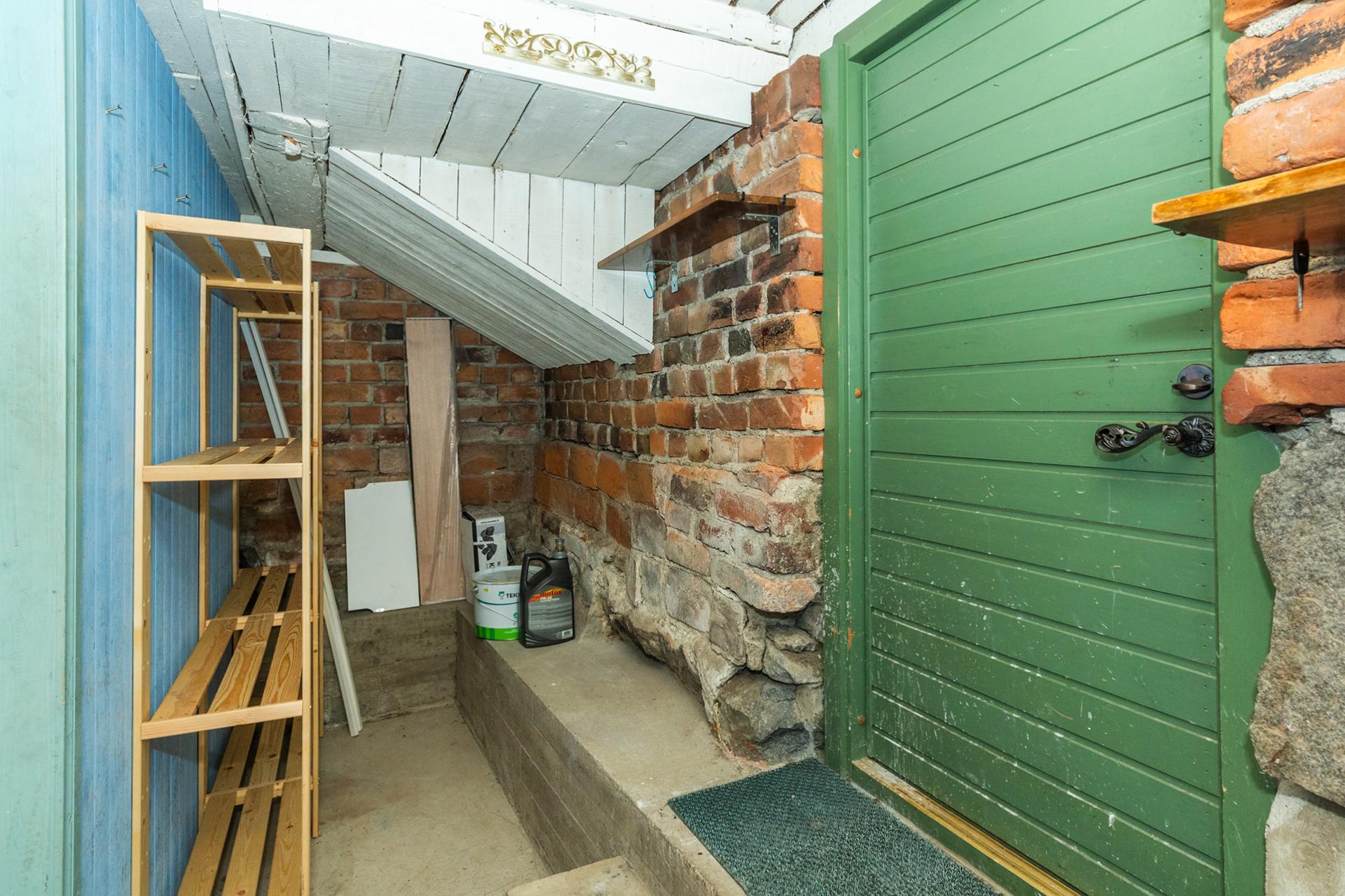 Kellarin varasto, josta on käynti ulos. Varasto on lämmin.