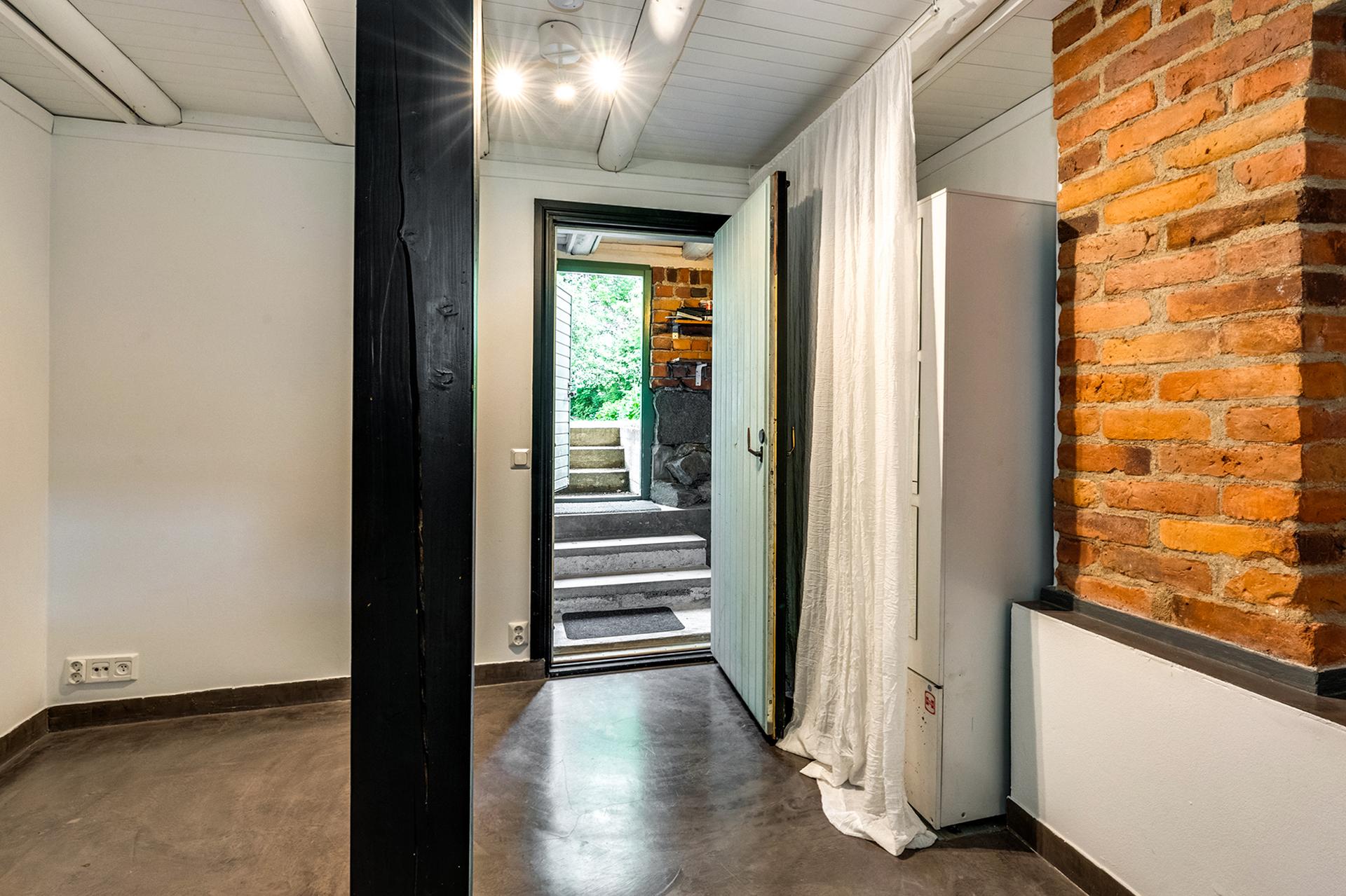 Kellarikerroksesta pääsee ulos.