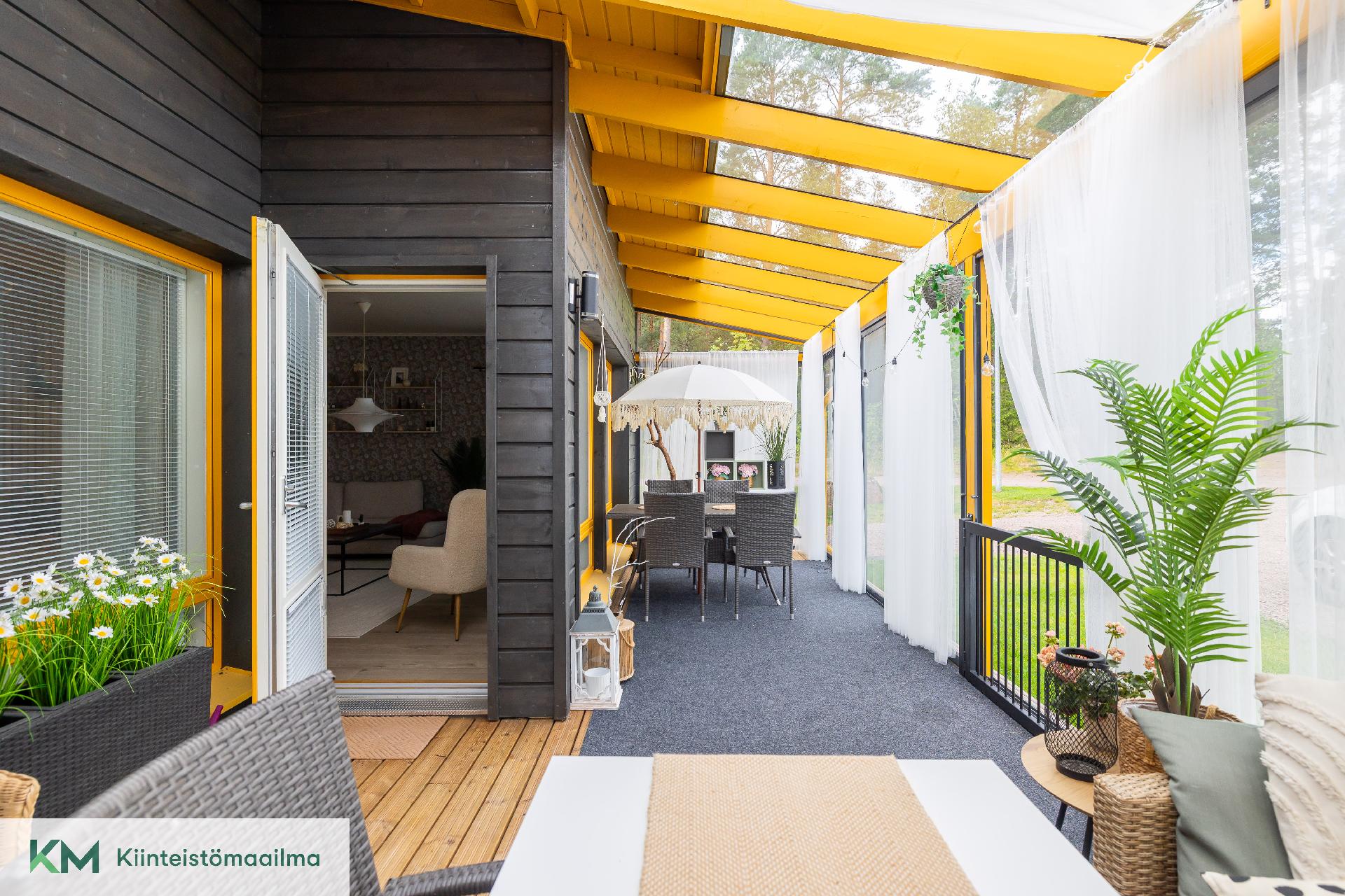 Erittäin viihtyisä lasitettu terassi.