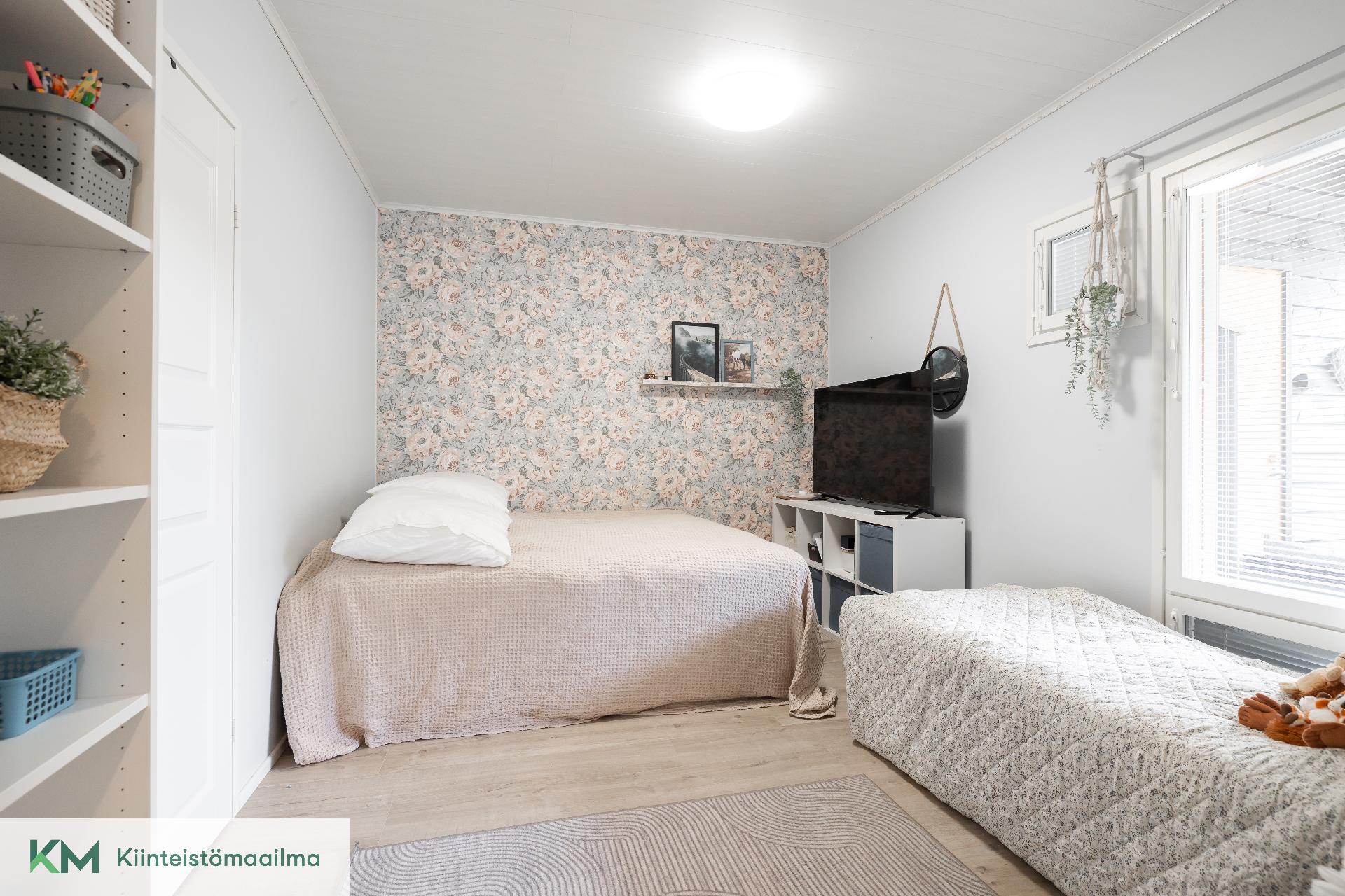 Isoimmassa makuuhuoneessa on vaatehuone.