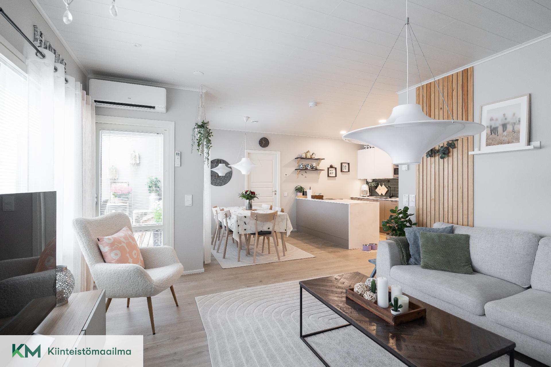 Olohuone ja keittiö muodostavat viihtyisän tilan.