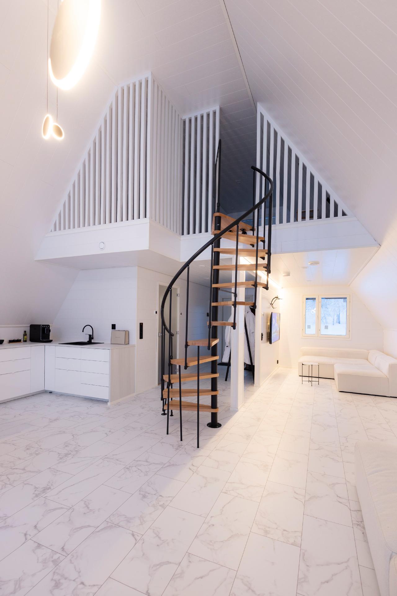 Näkymät oleskelutilan ja parven suuntaan