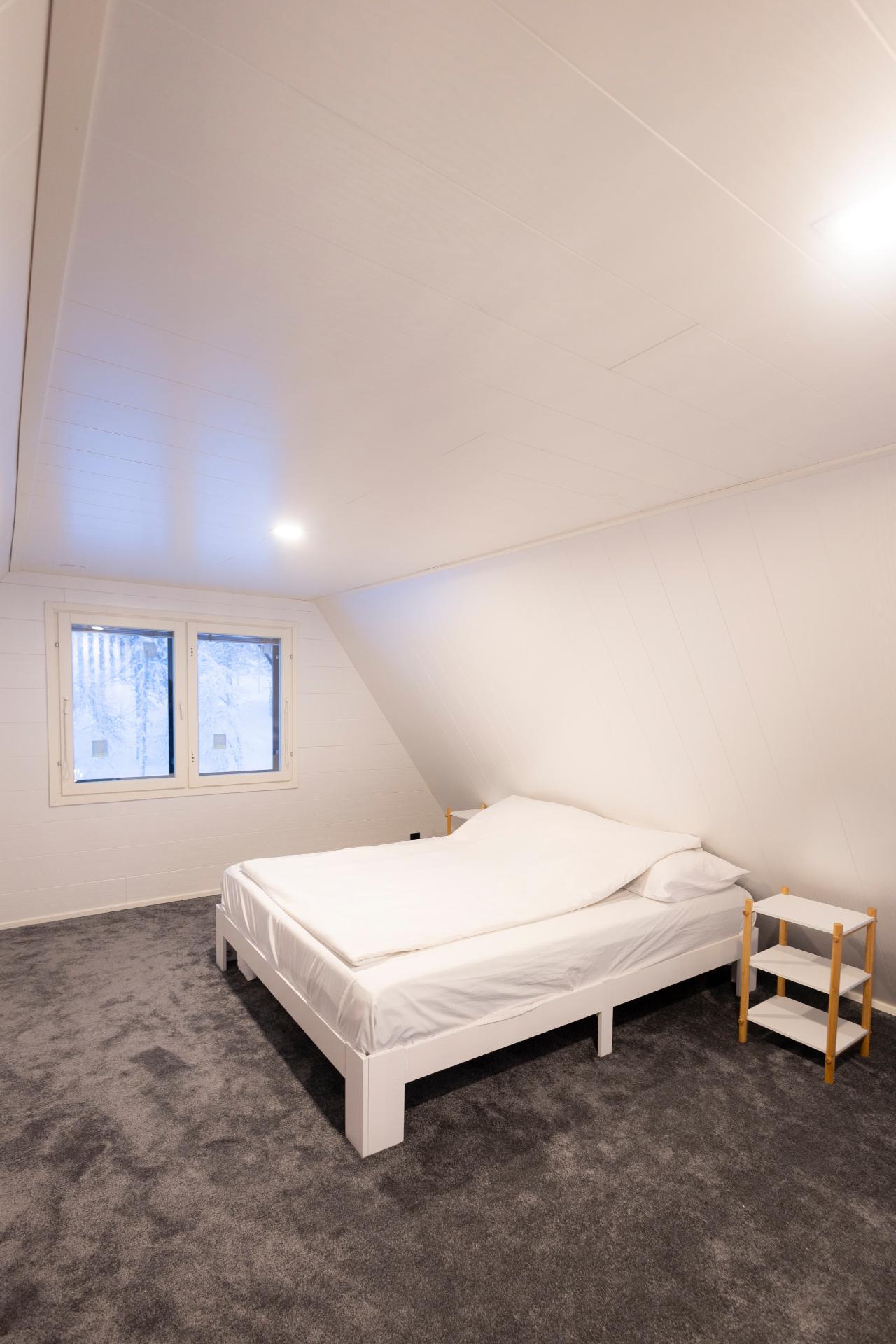 Tilavalla parvella parisänky ja säilytyskaluste