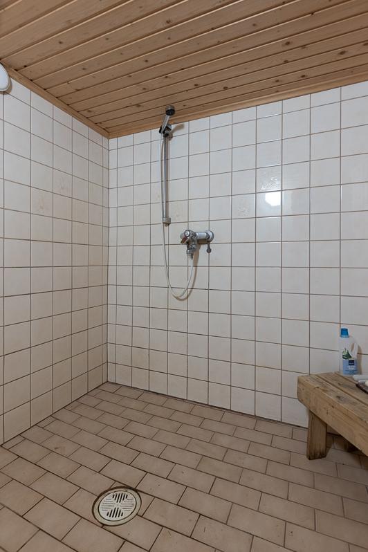 Kylpyhuone kellarissa 