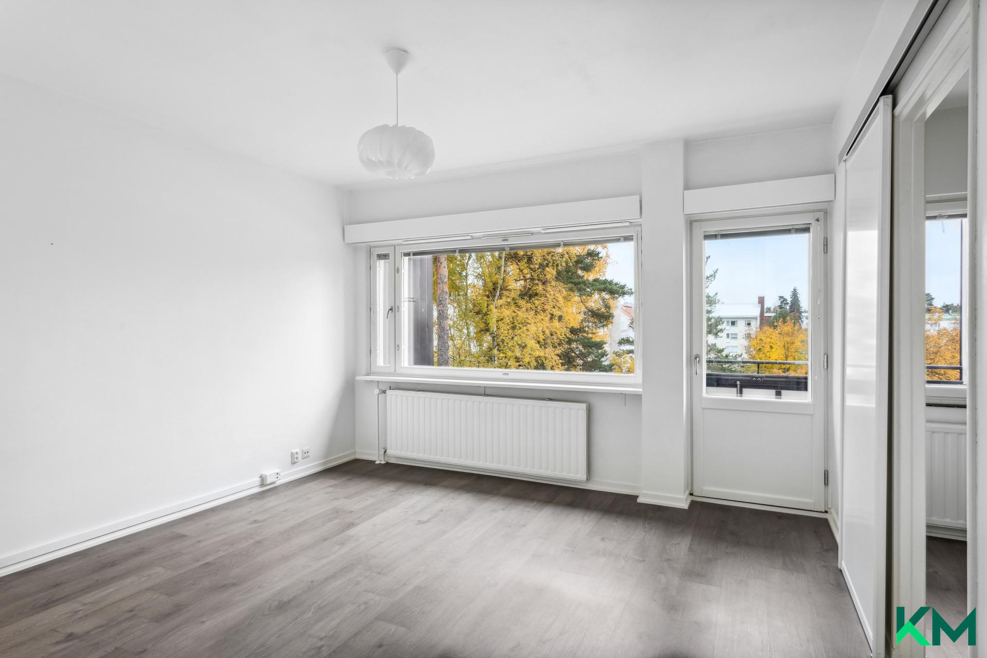 Olohuone jatkuu lasitetulle parvekkeelle