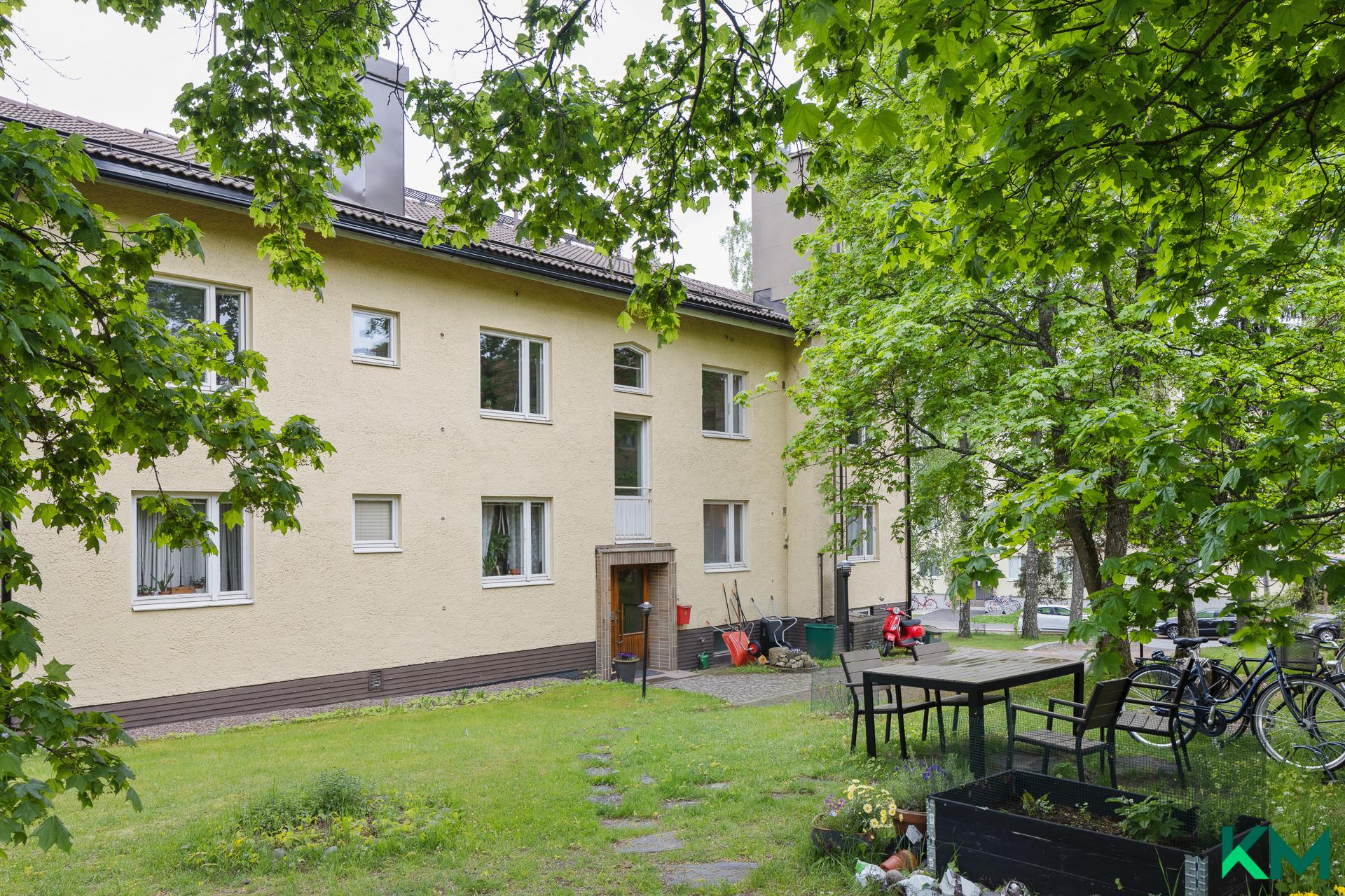 Talon julkisivu pihan puolelta
