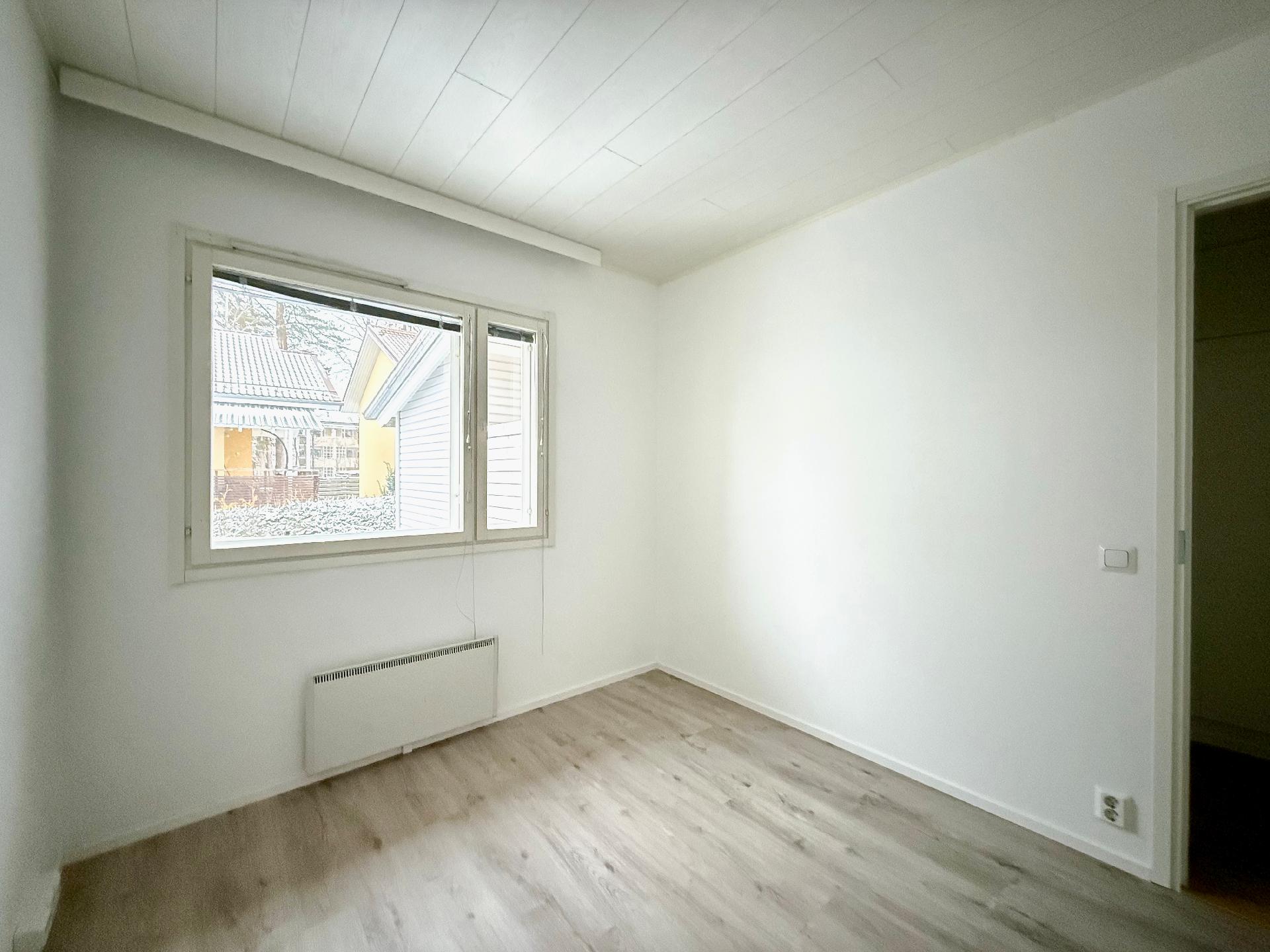 Pienemmästä makuuhuoneesta on poistettu vaatekaappi. 