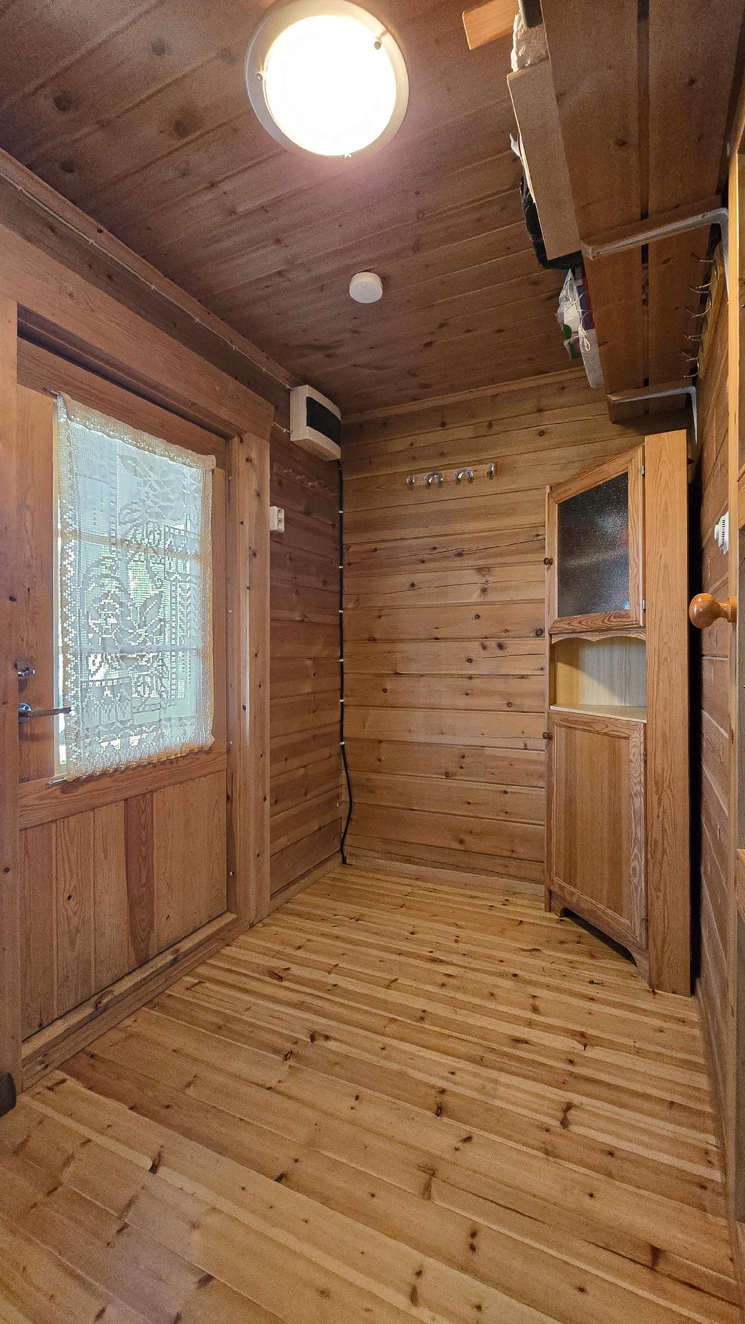 Pääoven vieressä ovi pukuhuoneeseen, josta kulku saunaan