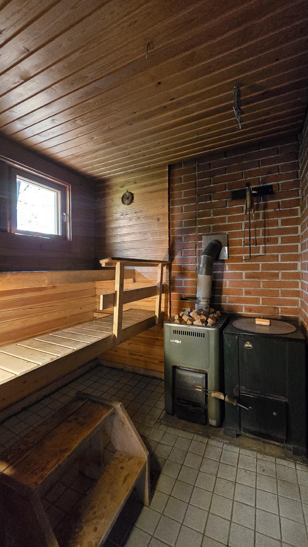 Puusauna, jossa vesipata