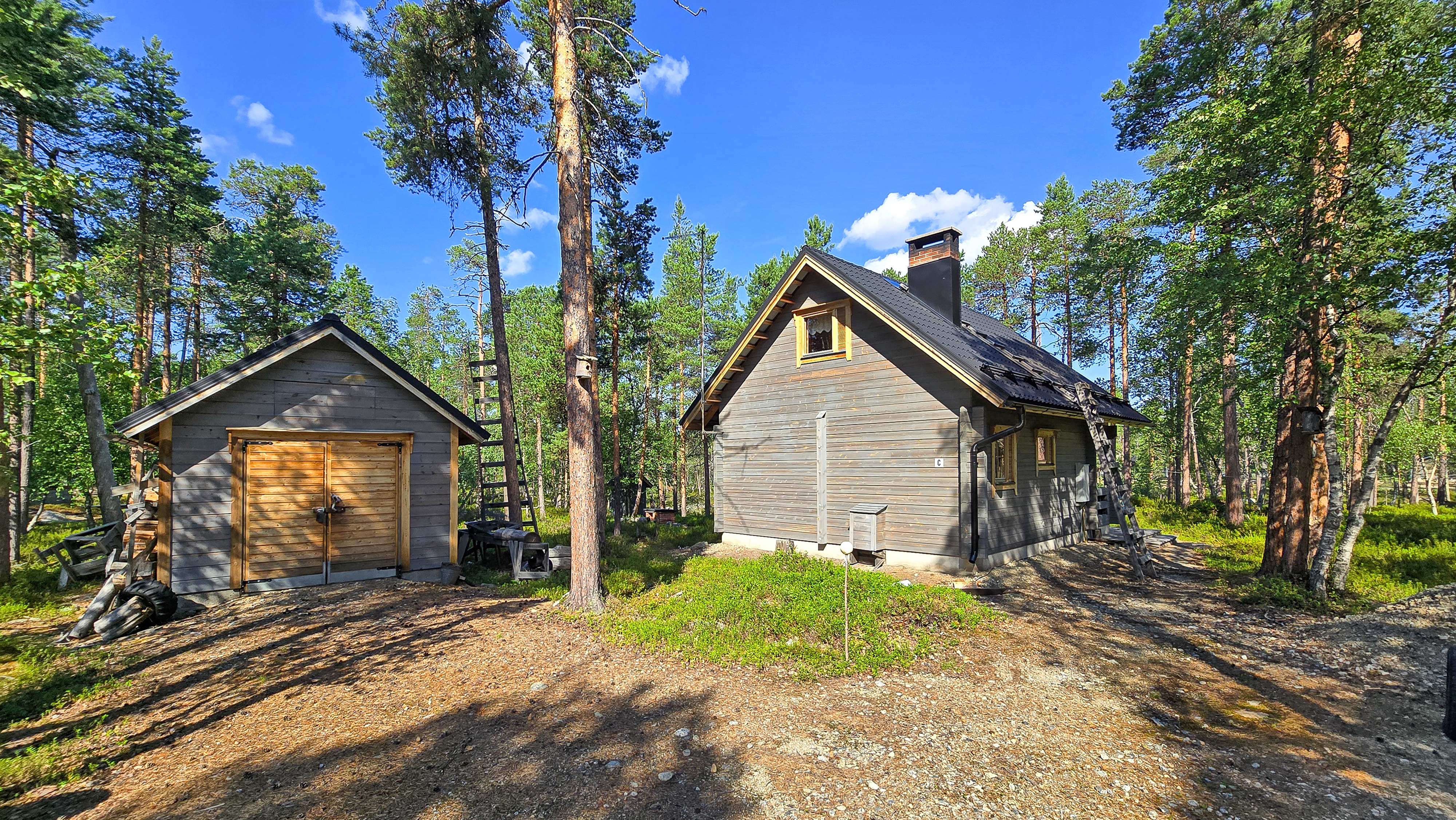 Mökin vieressä erillinen kylmä ulkovarasto