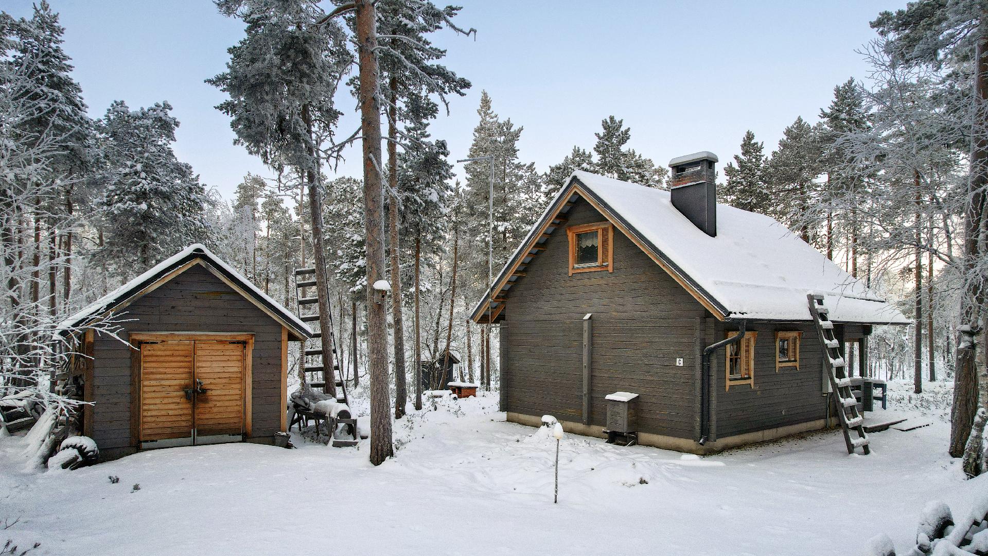 Mökin vieressä erillinen kylmä ulkovarasto