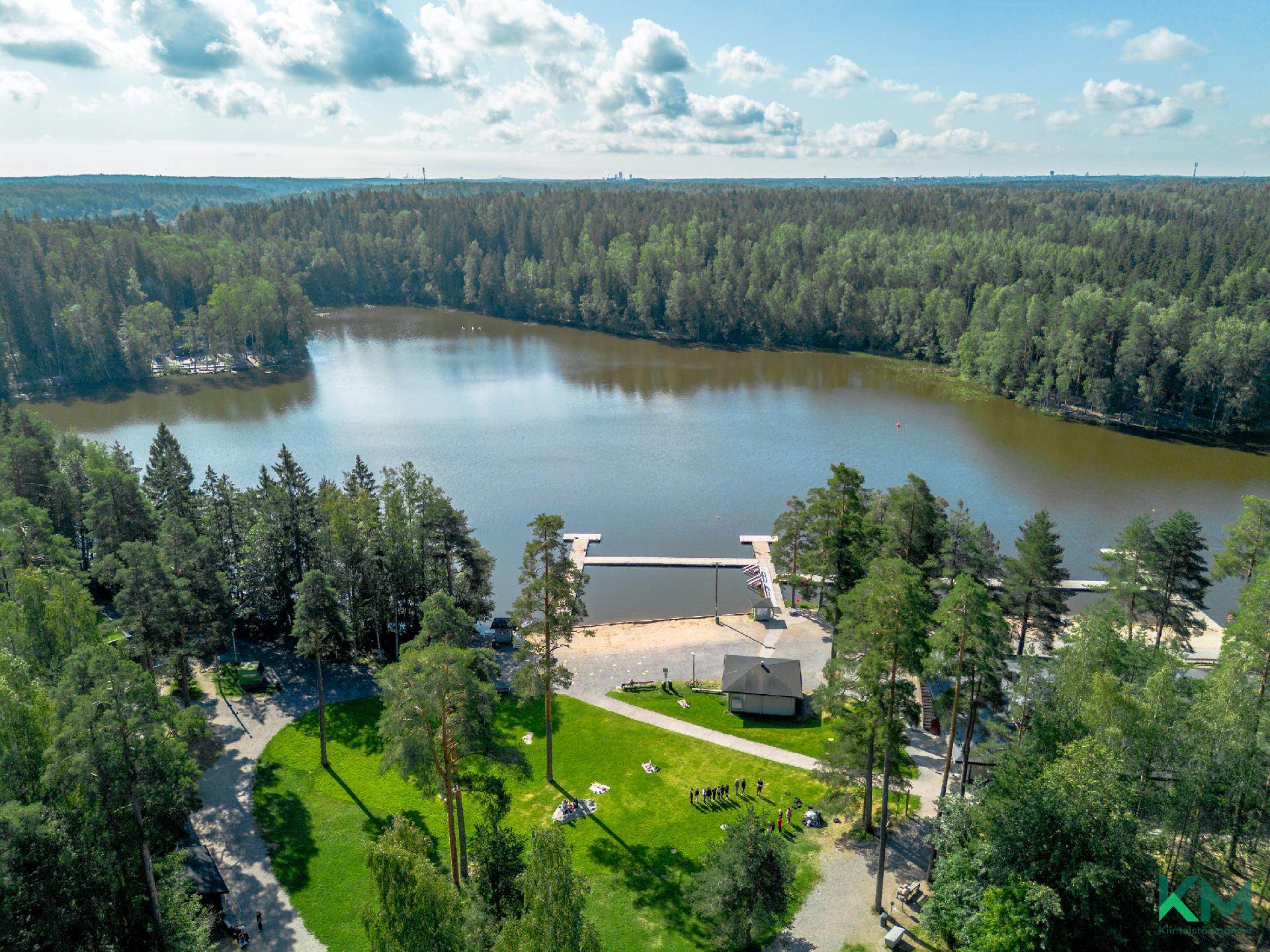 Kuusijärveltä yhtiön tontin suuntaan