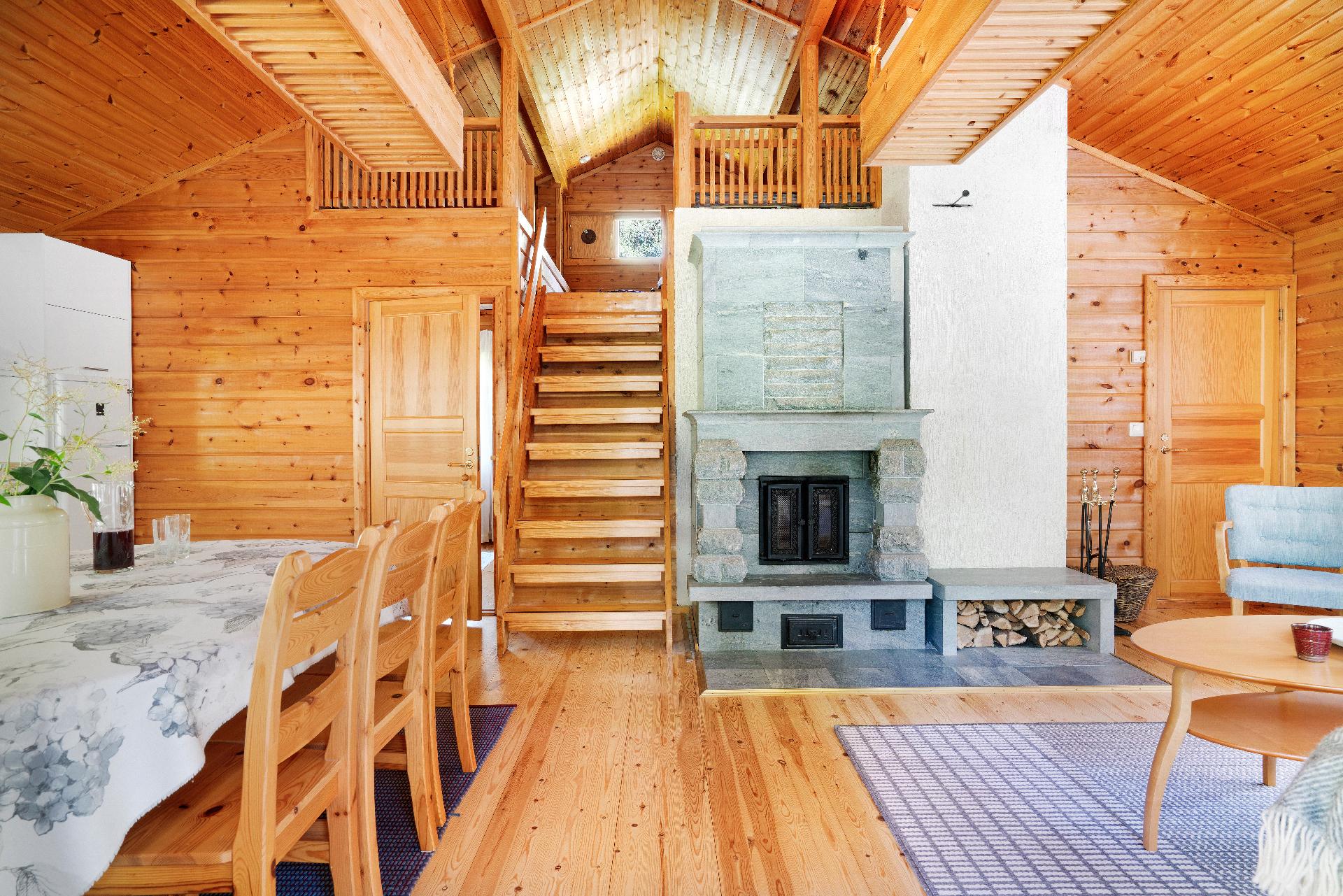 Takan vierestä käynti parvelle