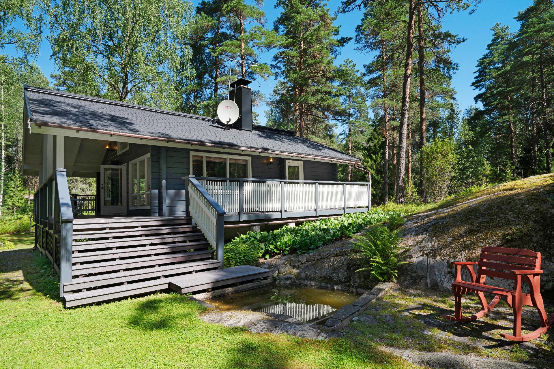 Saunasta pääsee kivasti terassin kautta piha-alueelle