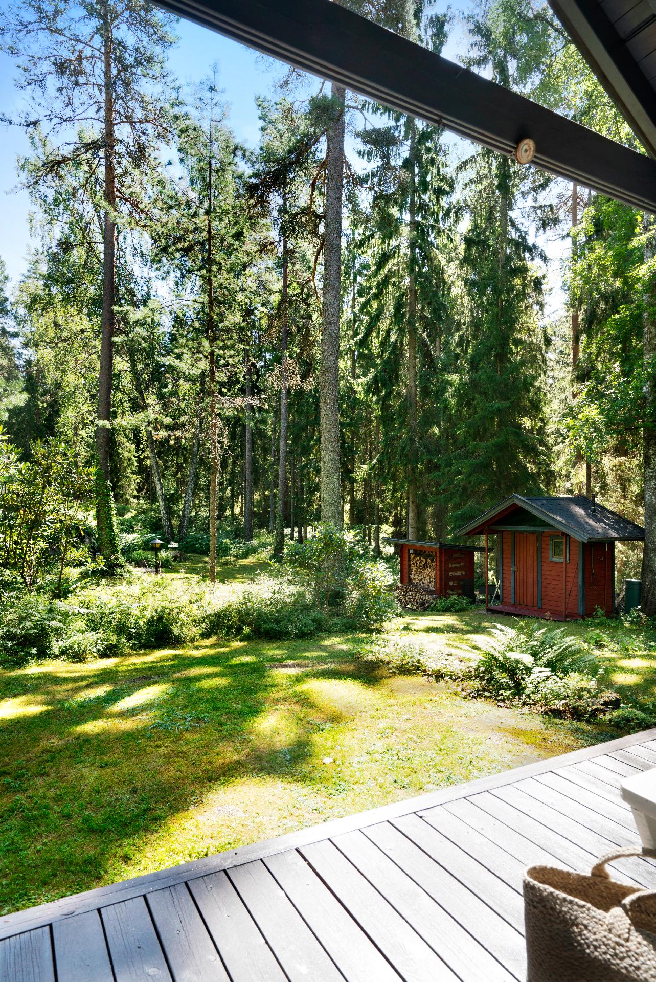 Näkymä aitan kuistilta