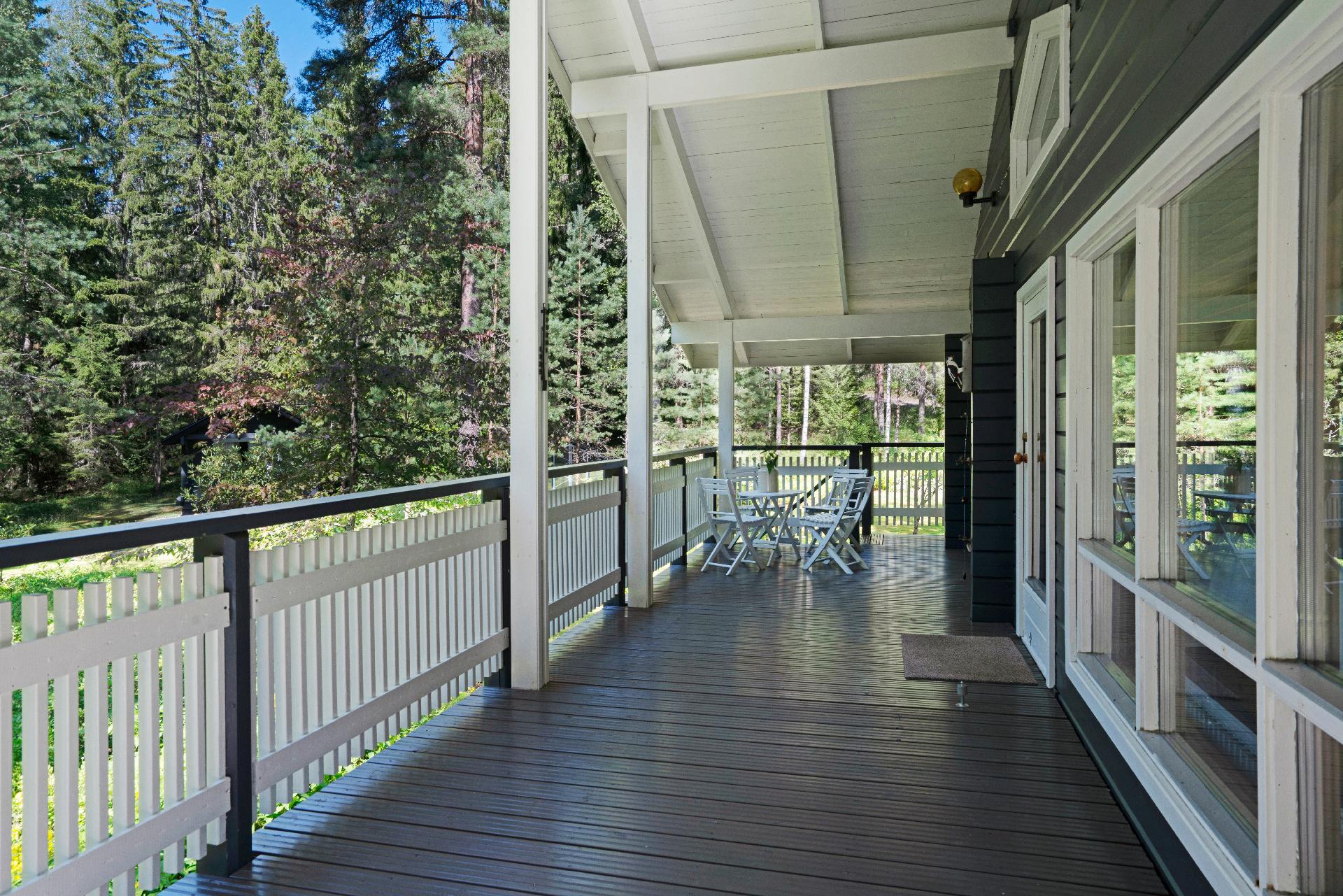 Mökin sisäänkäynnin yhteydessä katettu iso terassi