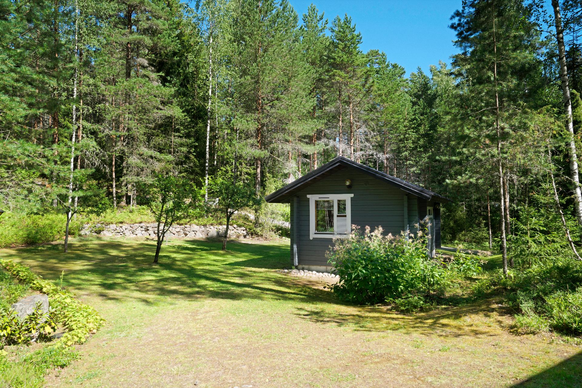 Autotalli, jonka yhteydessä varasto