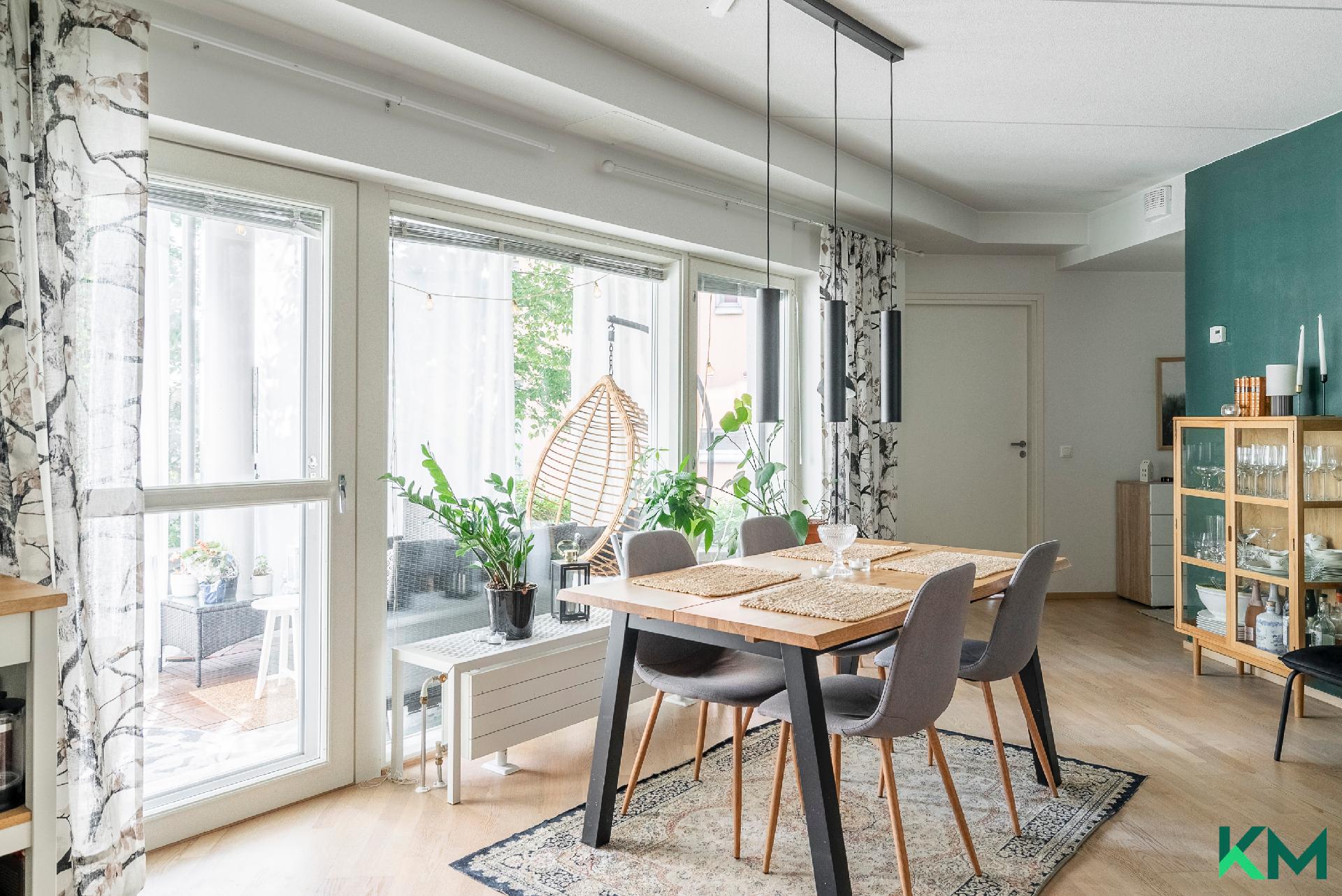 Olohuoneesta käynti lasitetulle parvekkeelle