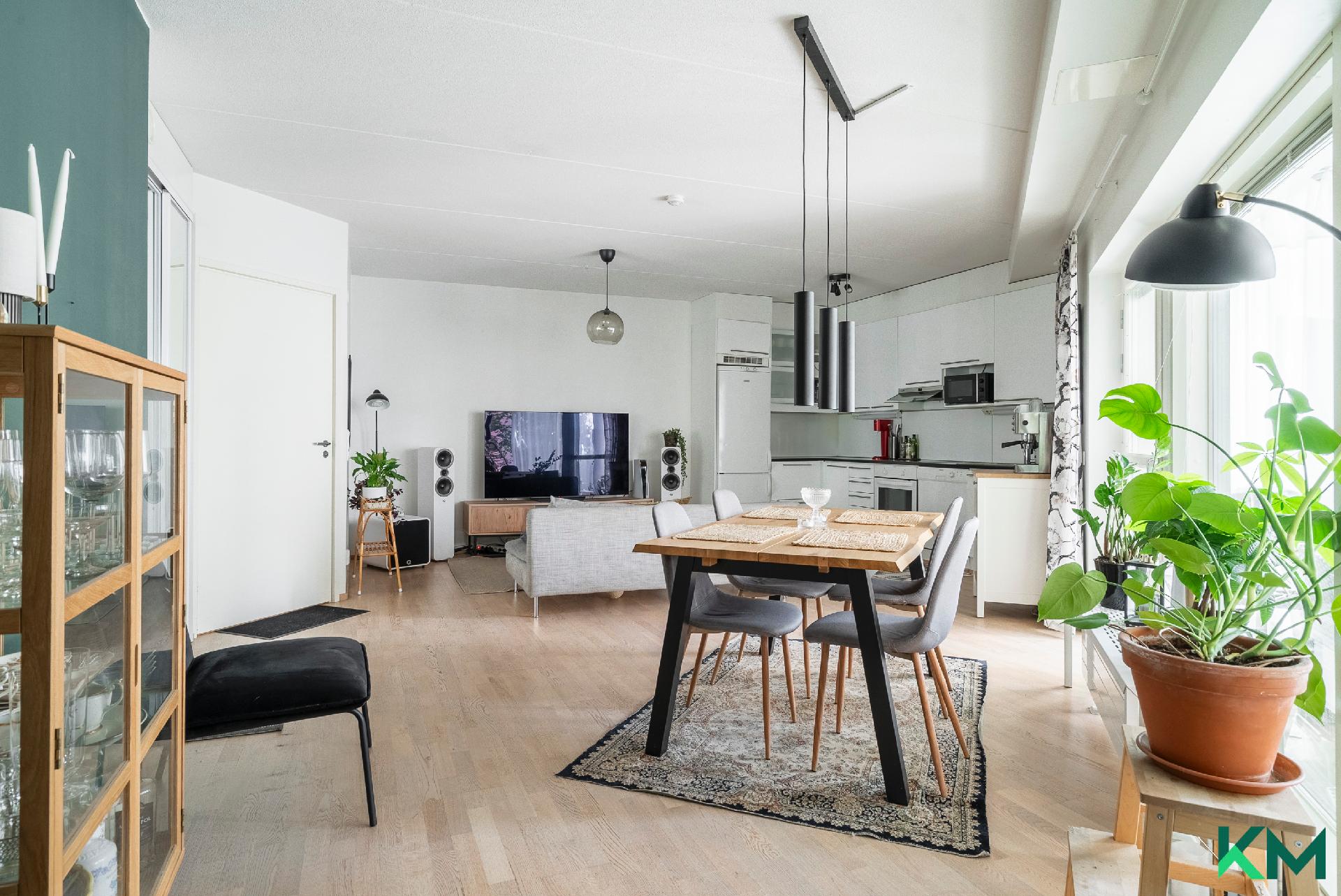 Makuuhuoneesta olohuoneen suuntaan