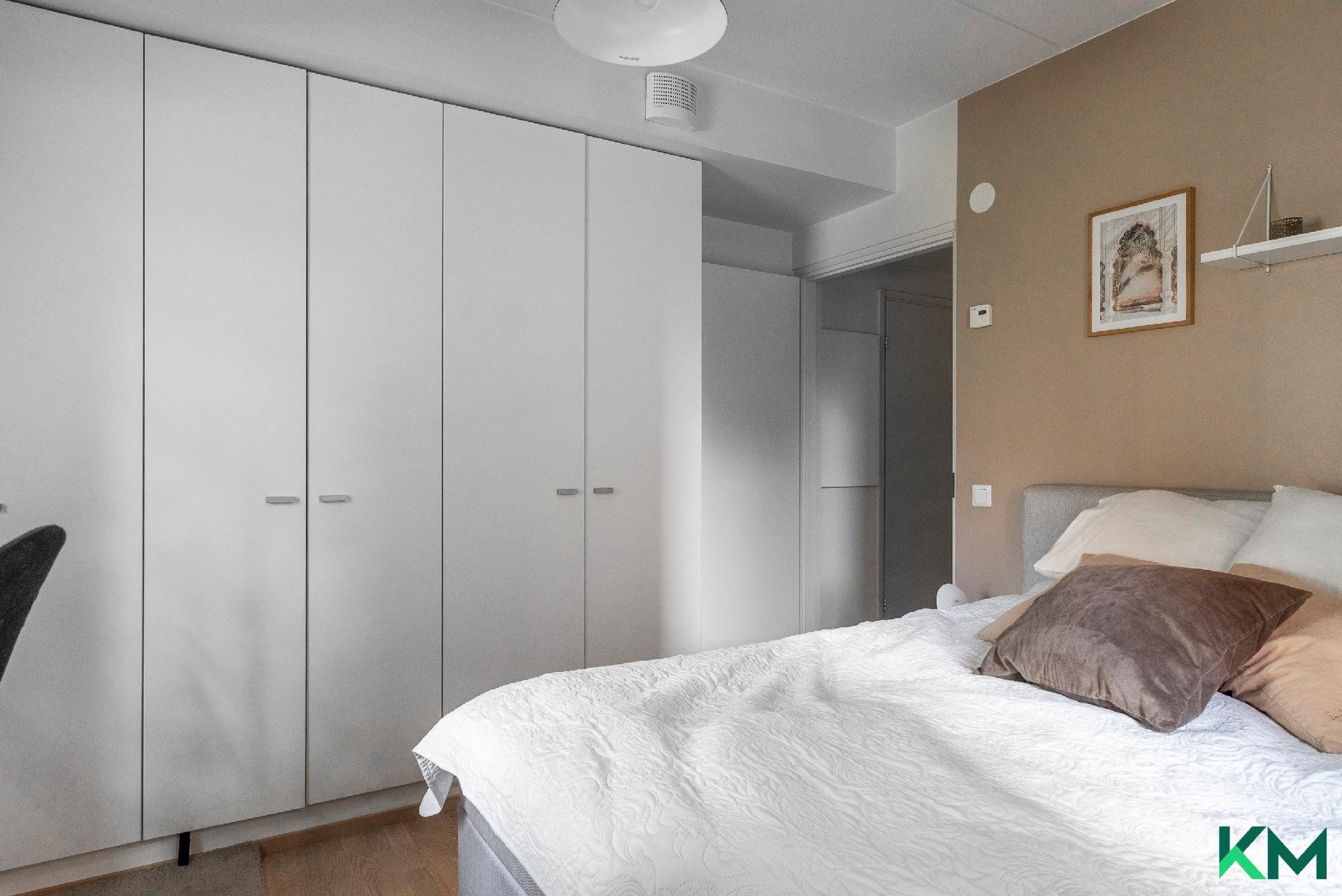 Makuuhuoneessa hyvin kaappitilaa