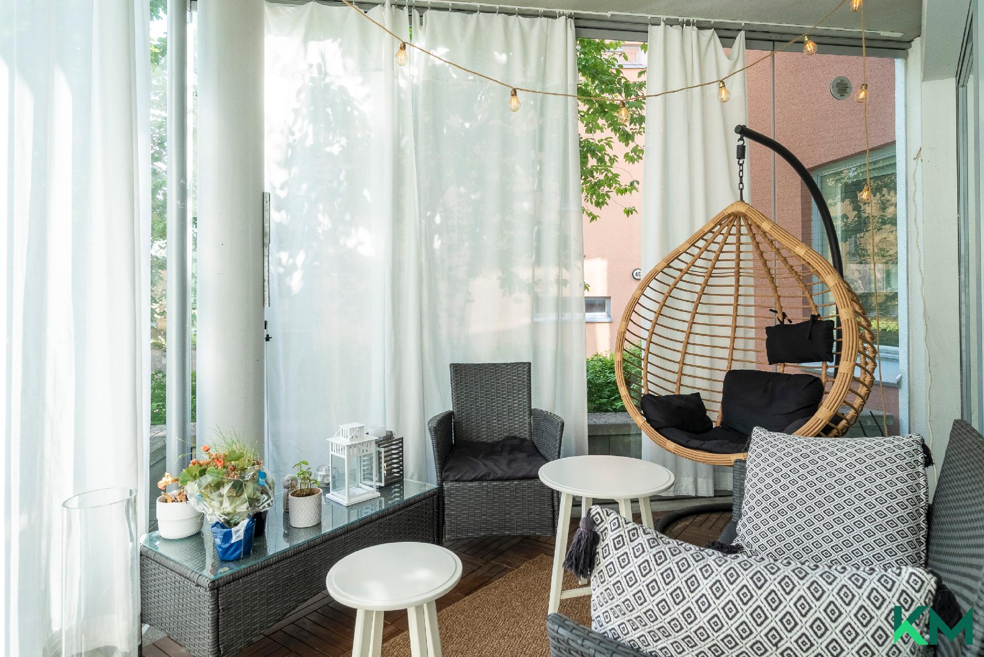 Lasitettu terassi olohuoneen jatkeena