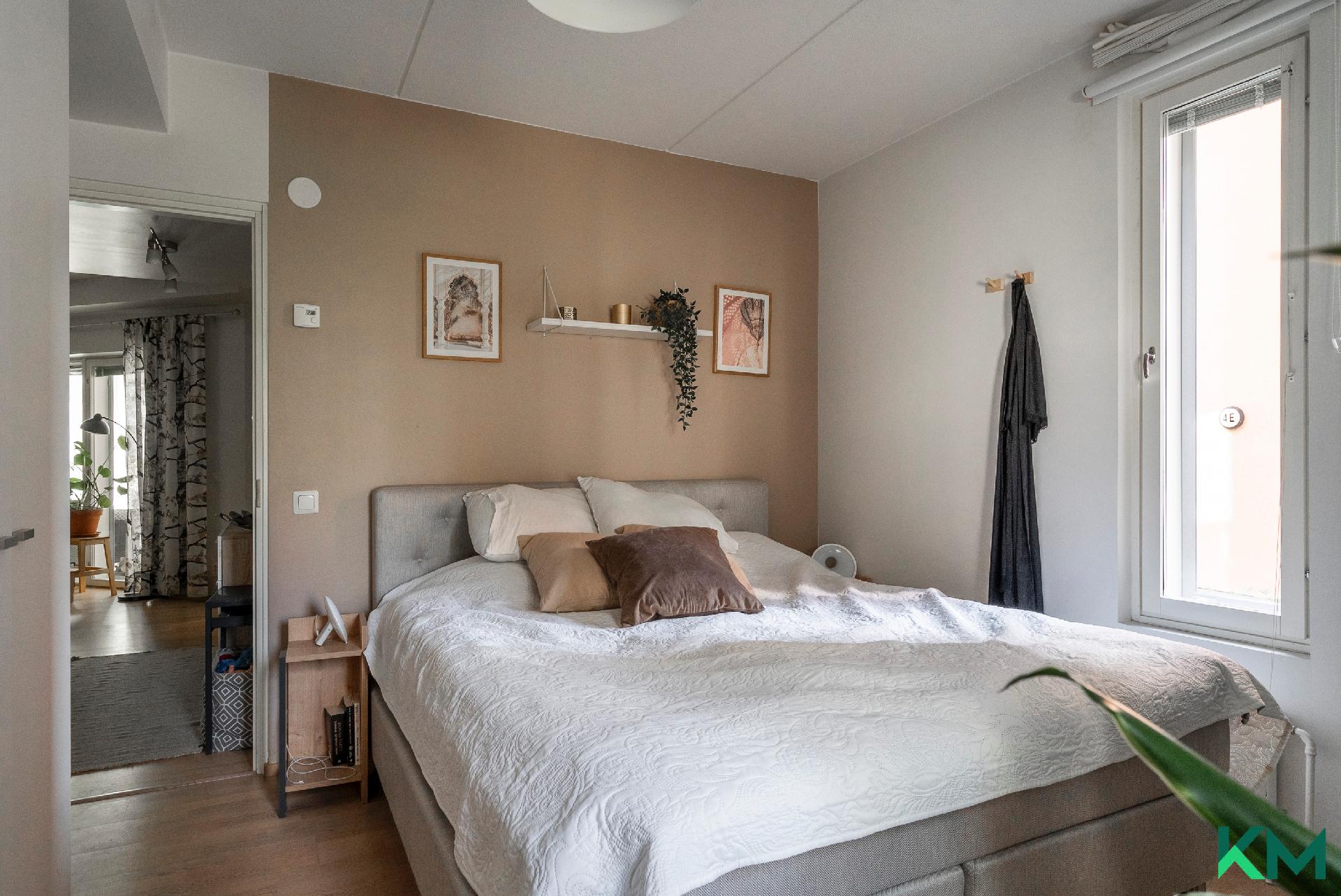 Makuuhuoneeseen mahtuu reilun kokoinen vuode