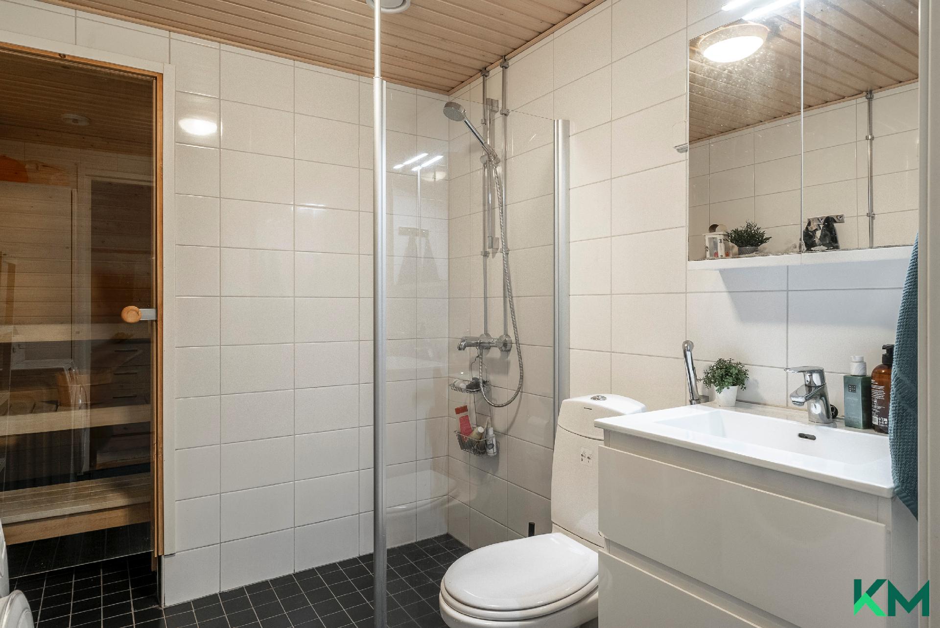 Kylpyhuoneen yhteydessä oma sauna