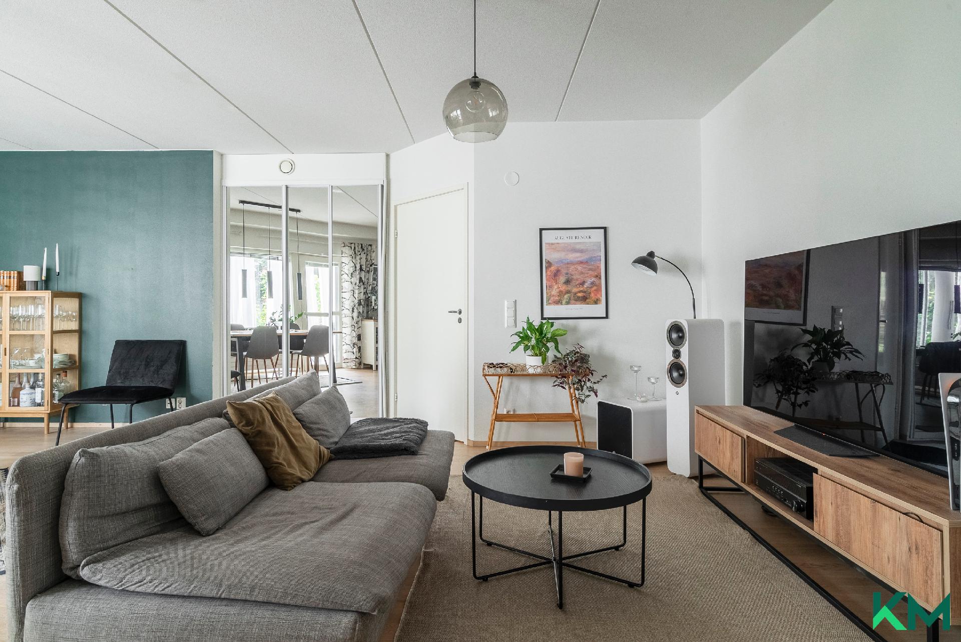 Tilava ja valoisa olohuone