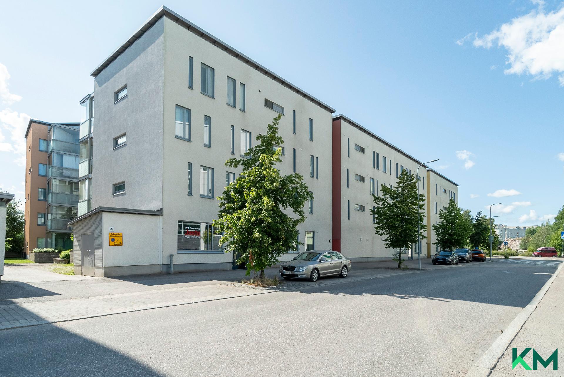 Julkisivu kadun puolelta