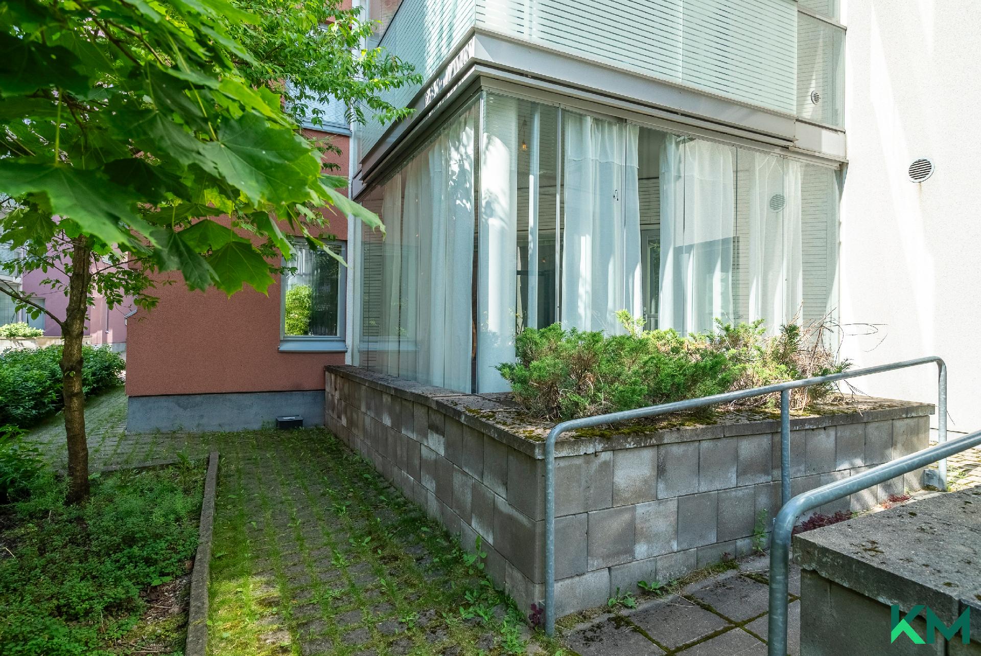 Parveke rauhaisan sisäpihan puolella