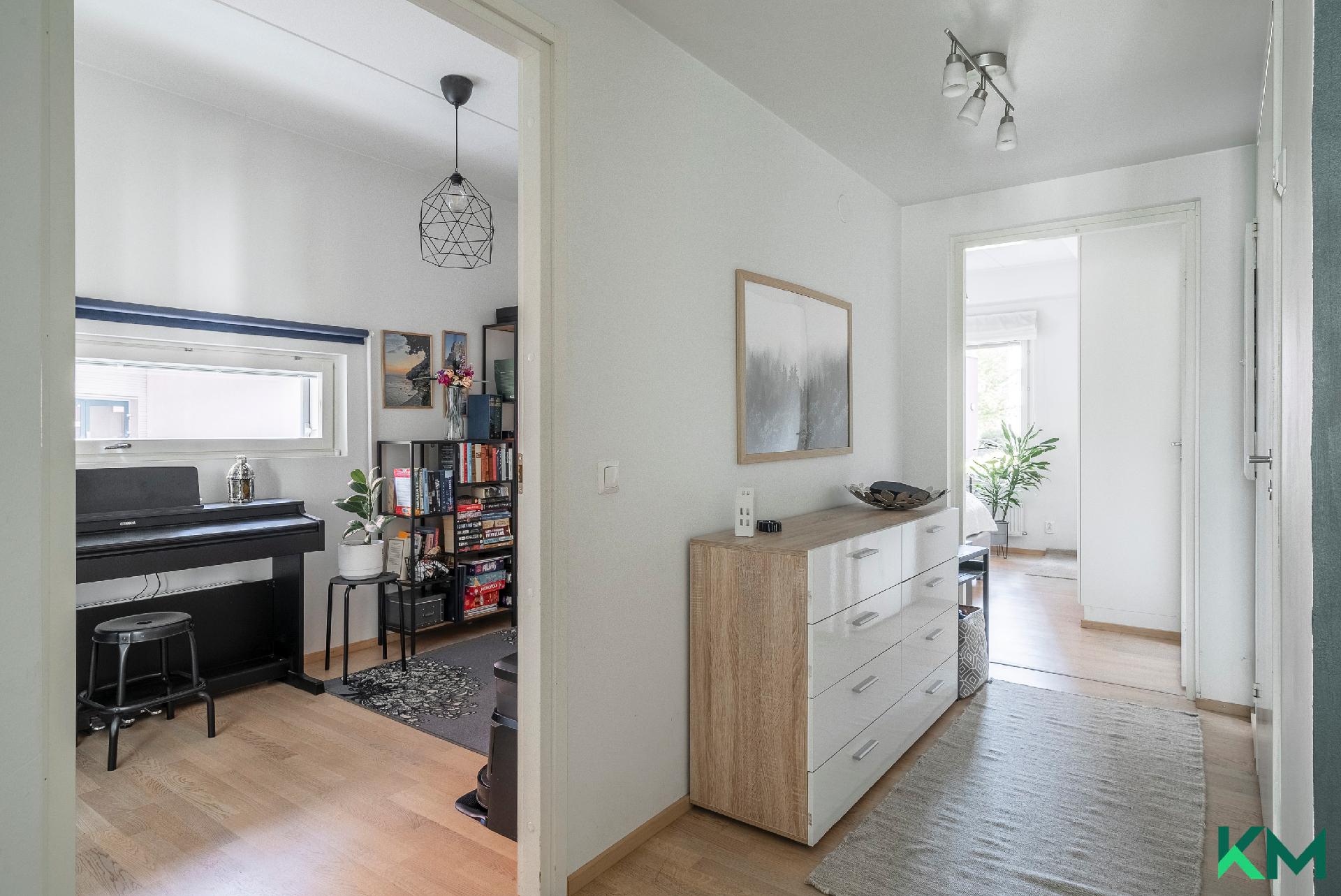 Toinen huone makuu,- tai työhuoneeksi