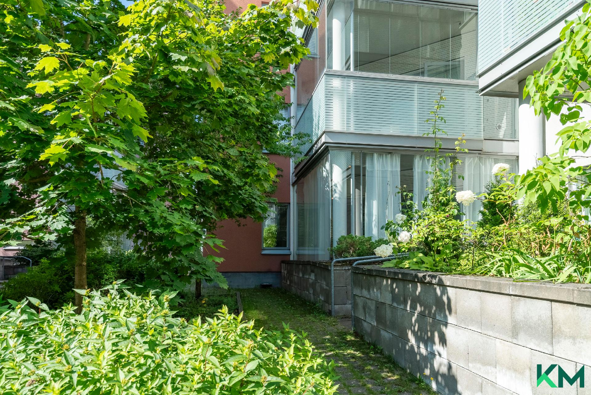 Parveke sisäpihan suojassa