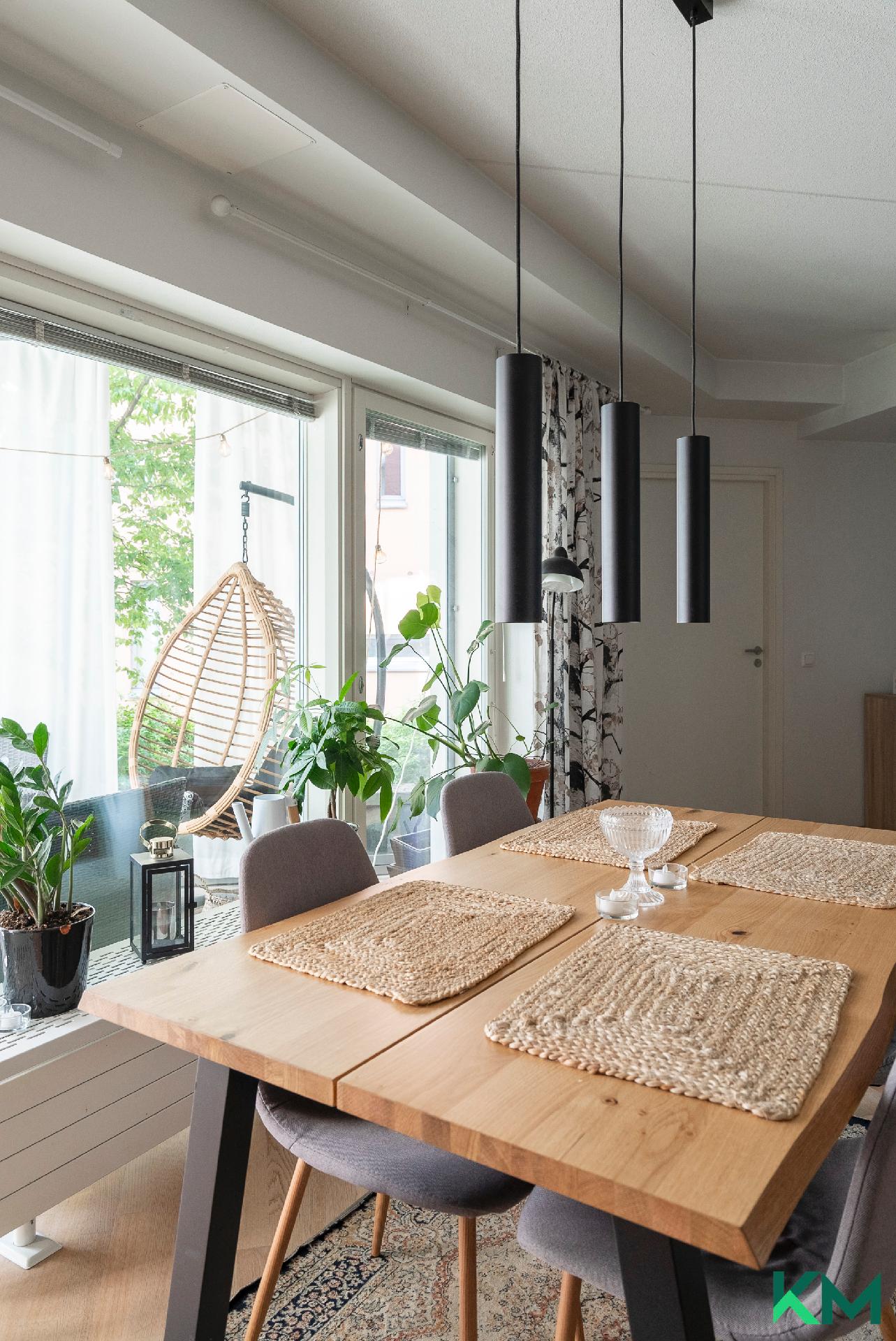 Olohuoneeseen mahtuu hyvin ruokapöytä