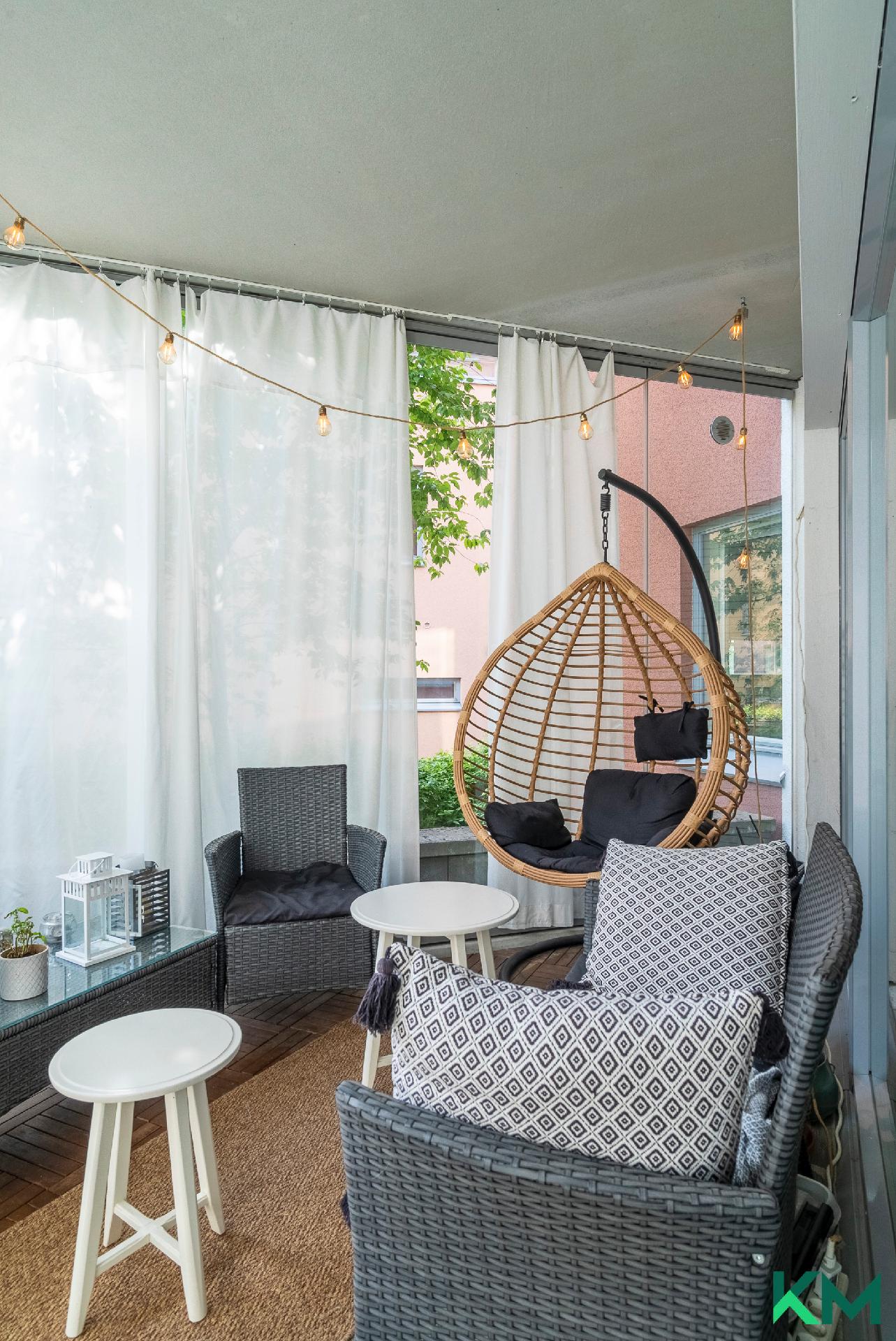 Lasitettu parveke rauhaisan sisäpihan puolella