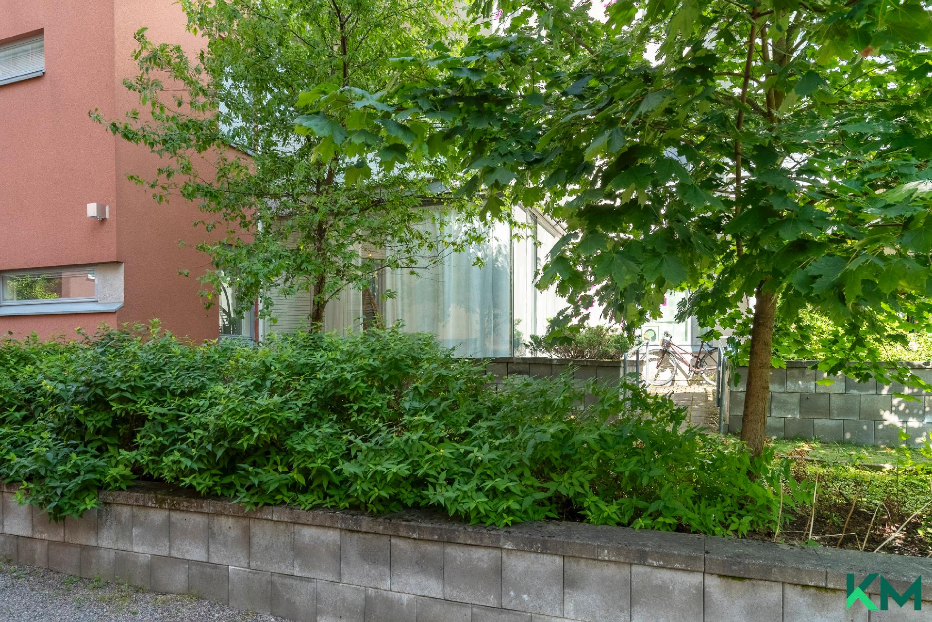 Lasitettu parveke sisäpihan puolella