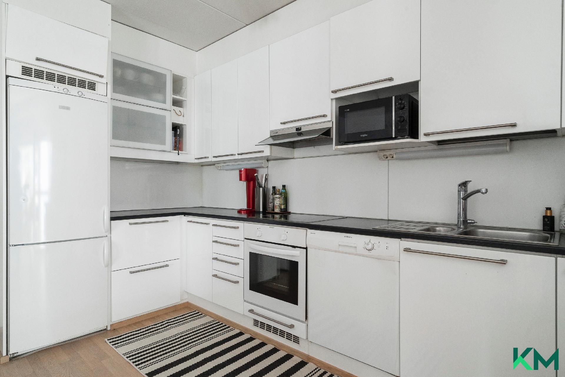 Avokeittiössä hyvin kaappitilaa