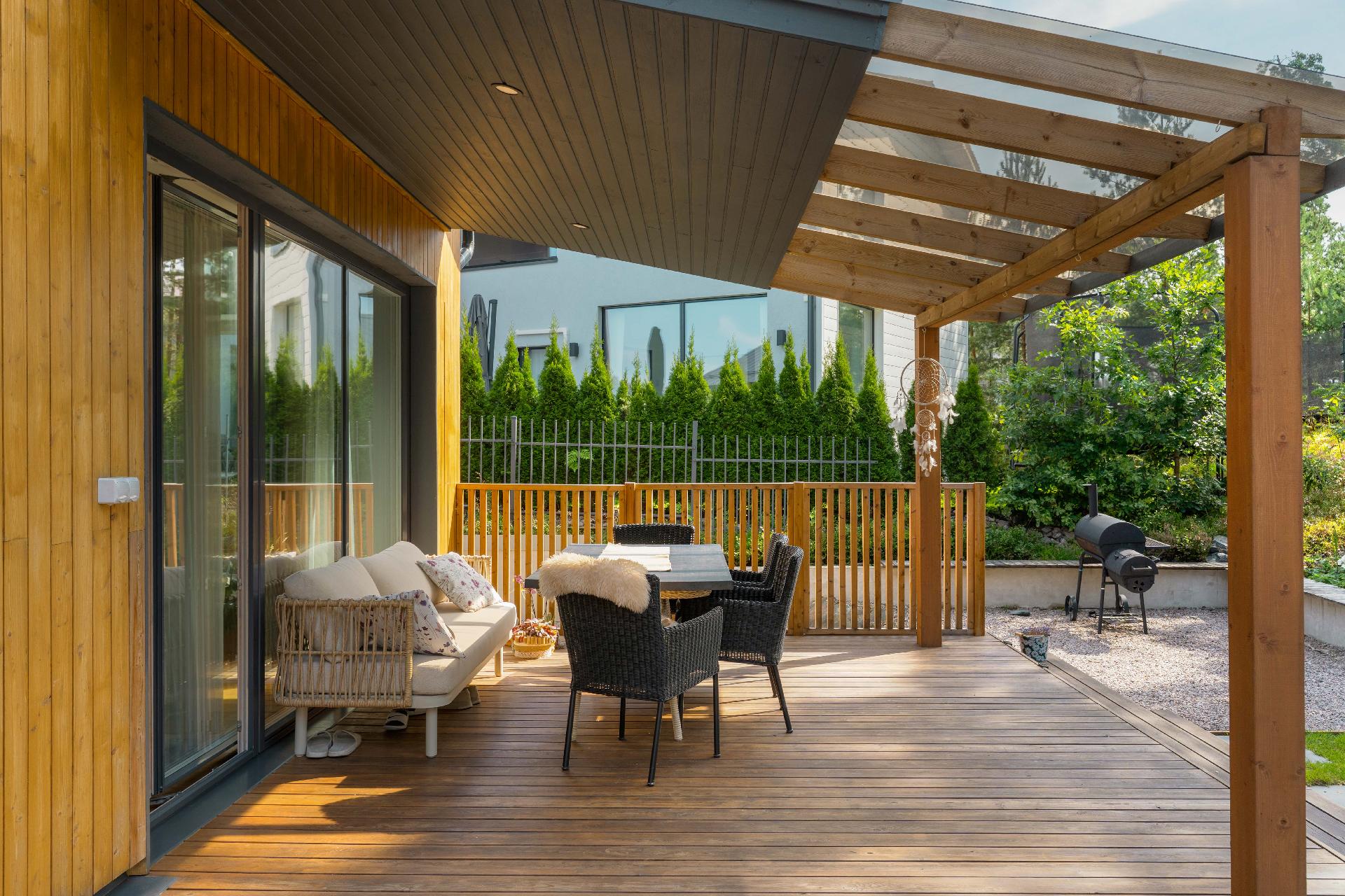 Iso osaksi katettu terassi