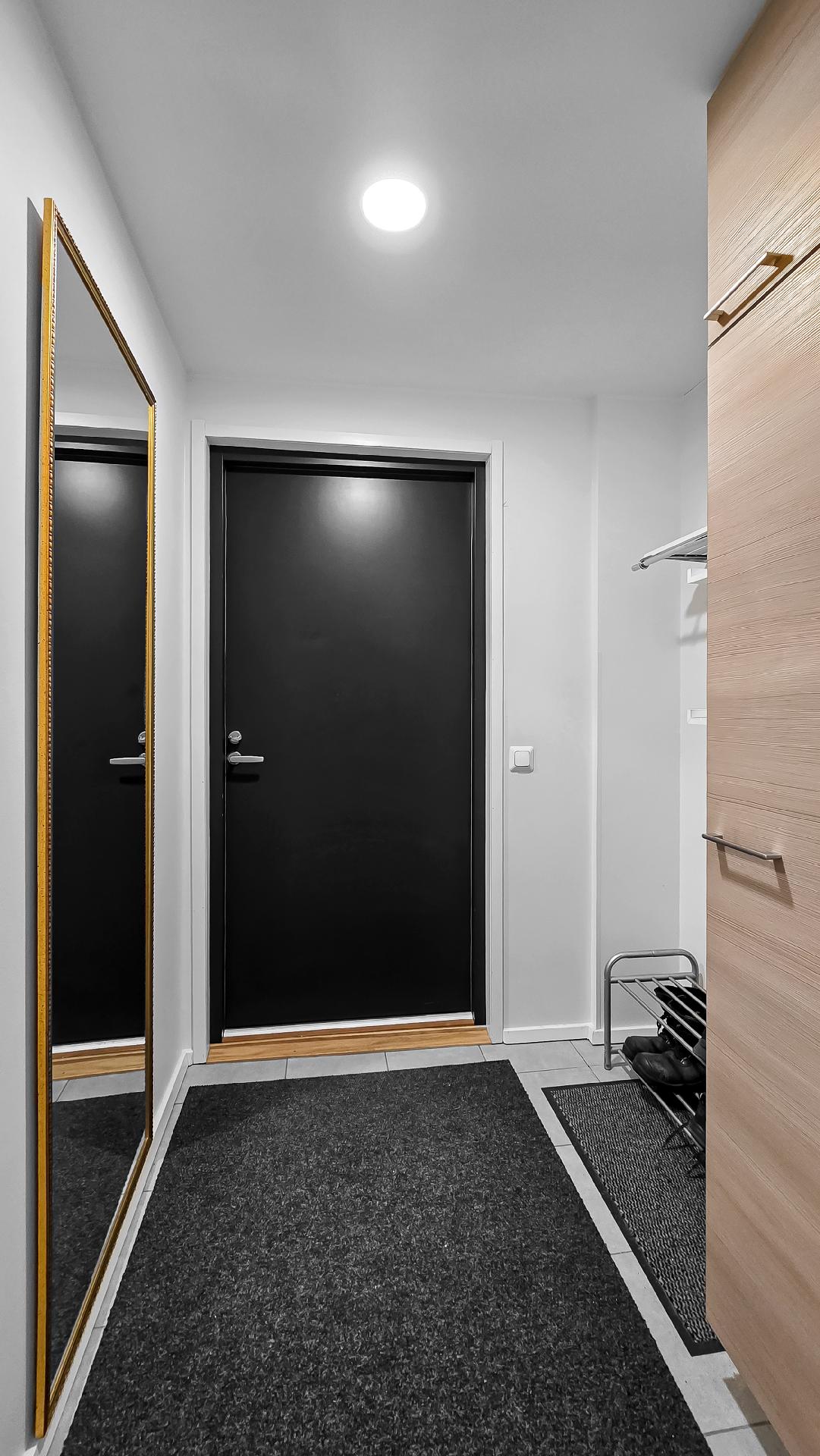 Tuulikaappi, jossa säilytystilaa