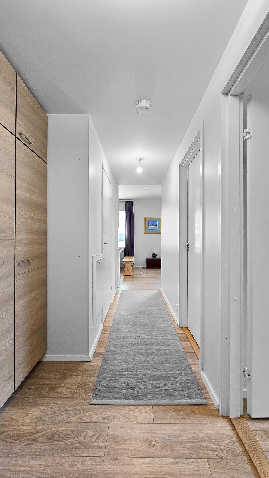 Käytävän varrella kaksi makuuhuonetta