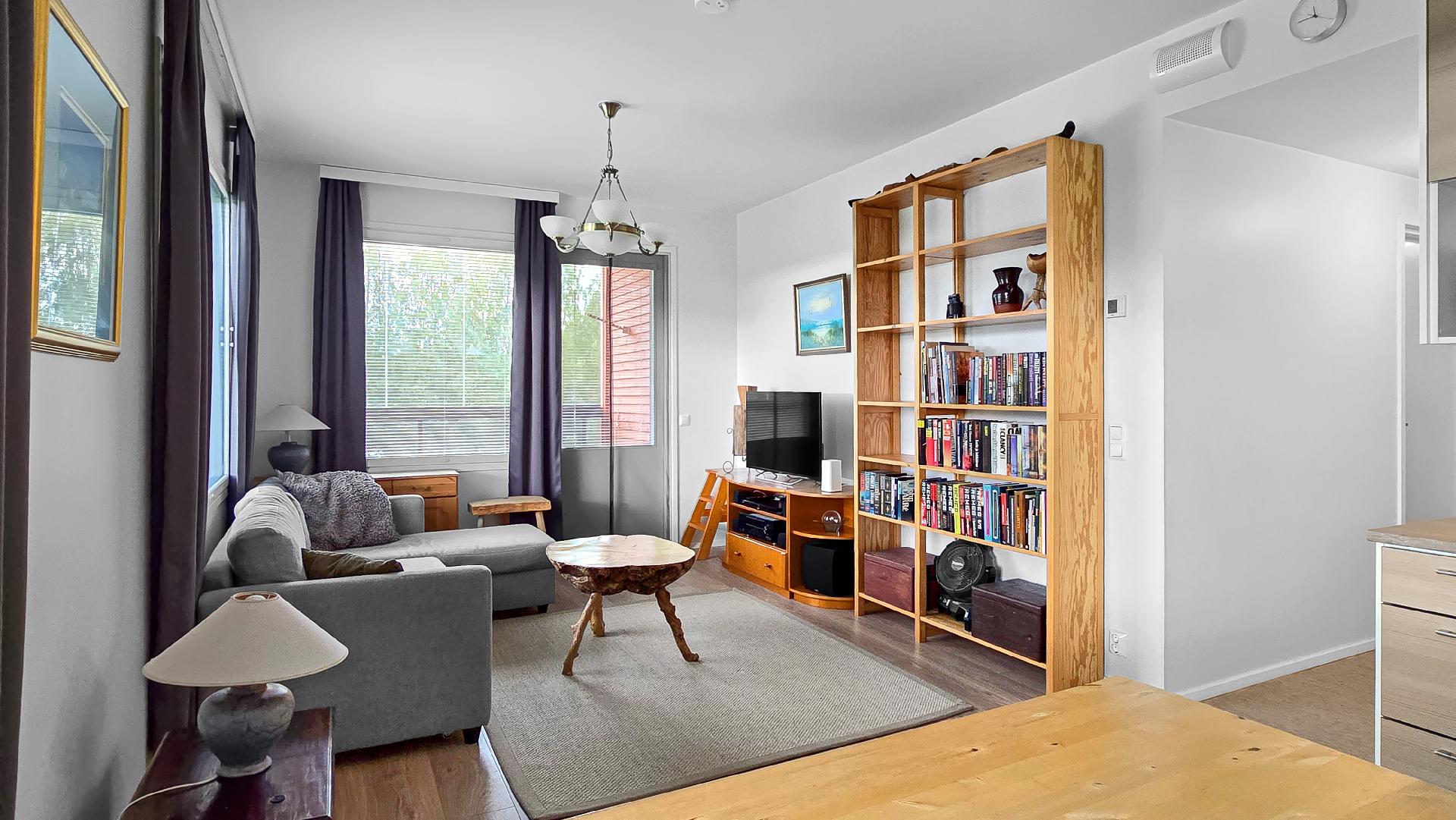 Olohuoneesta kulku parvekkeelle