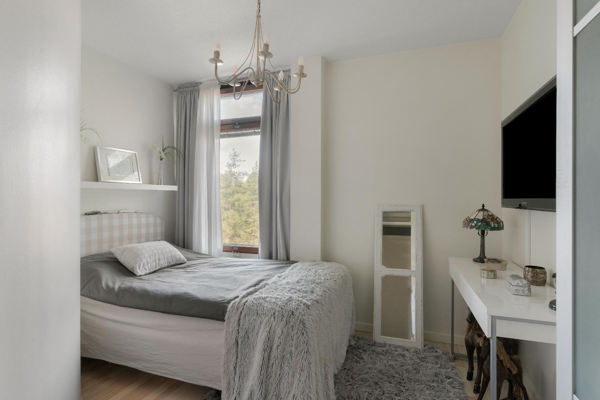 Ensimmäinen makuuhuone vasemmalla.