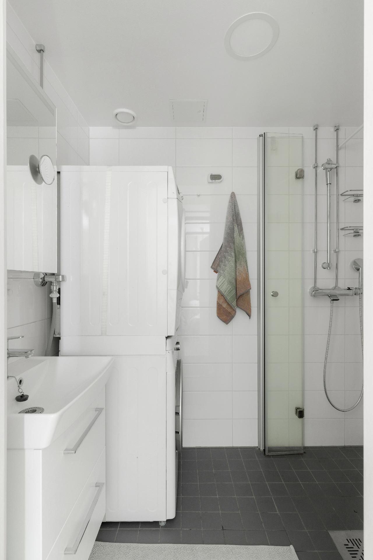 Moderni kylpyhuone, jonne mahtuu tarvittaessa pesutorni.