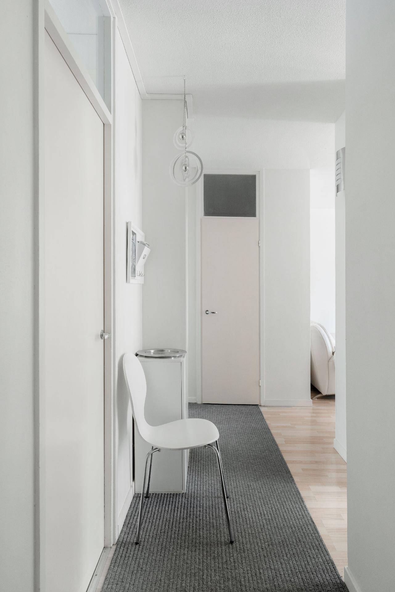 Eteinen, vasemmalla puolella makuuhuoneet, oikealla kph ja perällä vaatehuone.