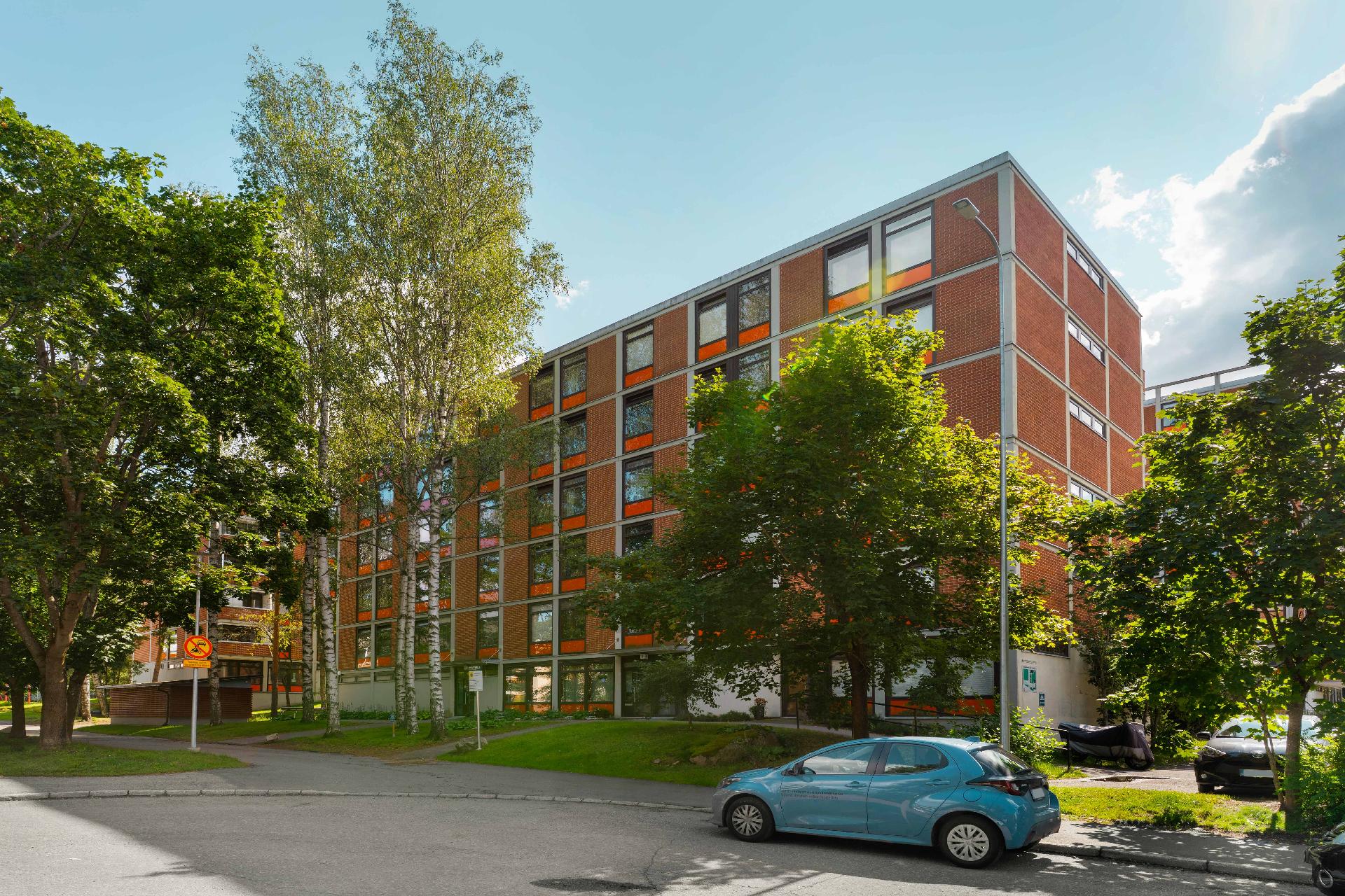 Sisäänkäynti A-rappuun.