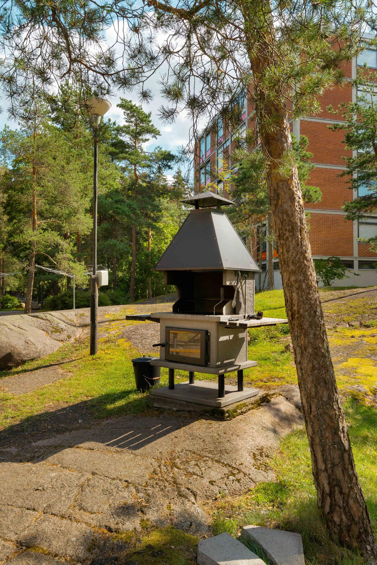 Pihalla myös grillipaikka.