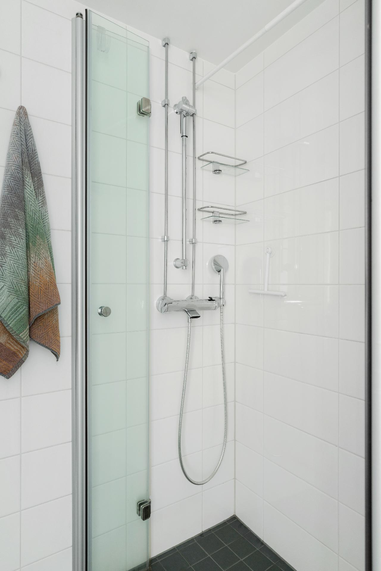 Suihkussa tyylikkäät, taittuvat lasiovet.