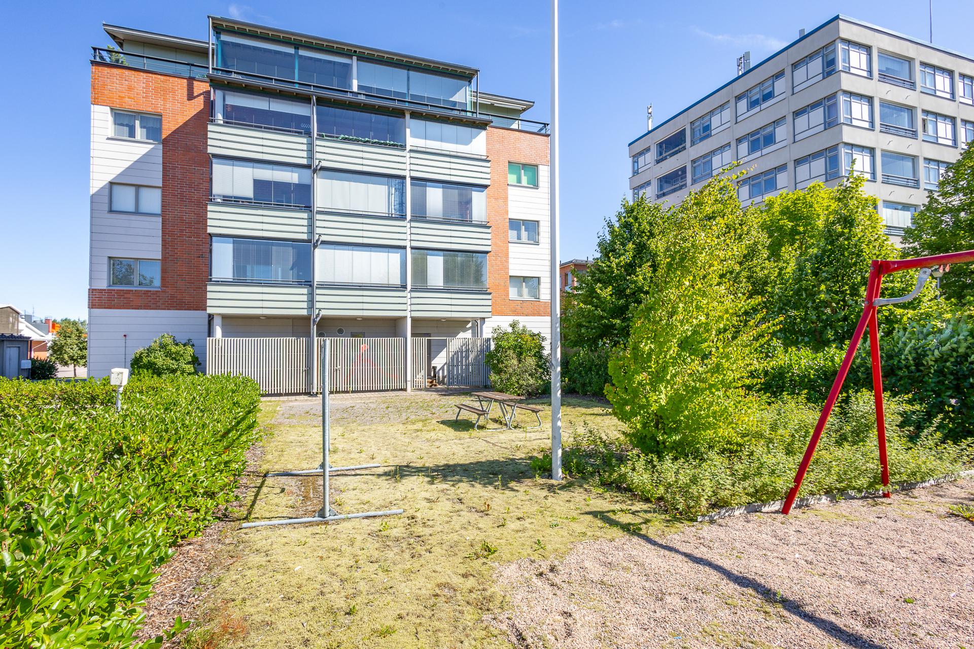 julkisivua pihan puolelta